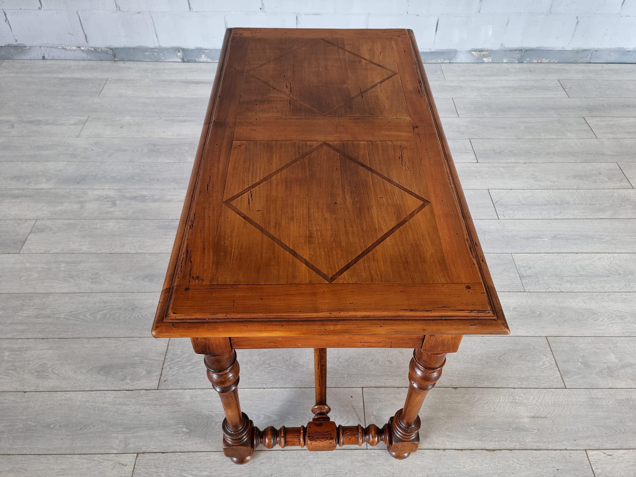 Scrivania o tavolo da salotto in noce intagliato in stile provinciale francese Luigi XIV in vendita 5