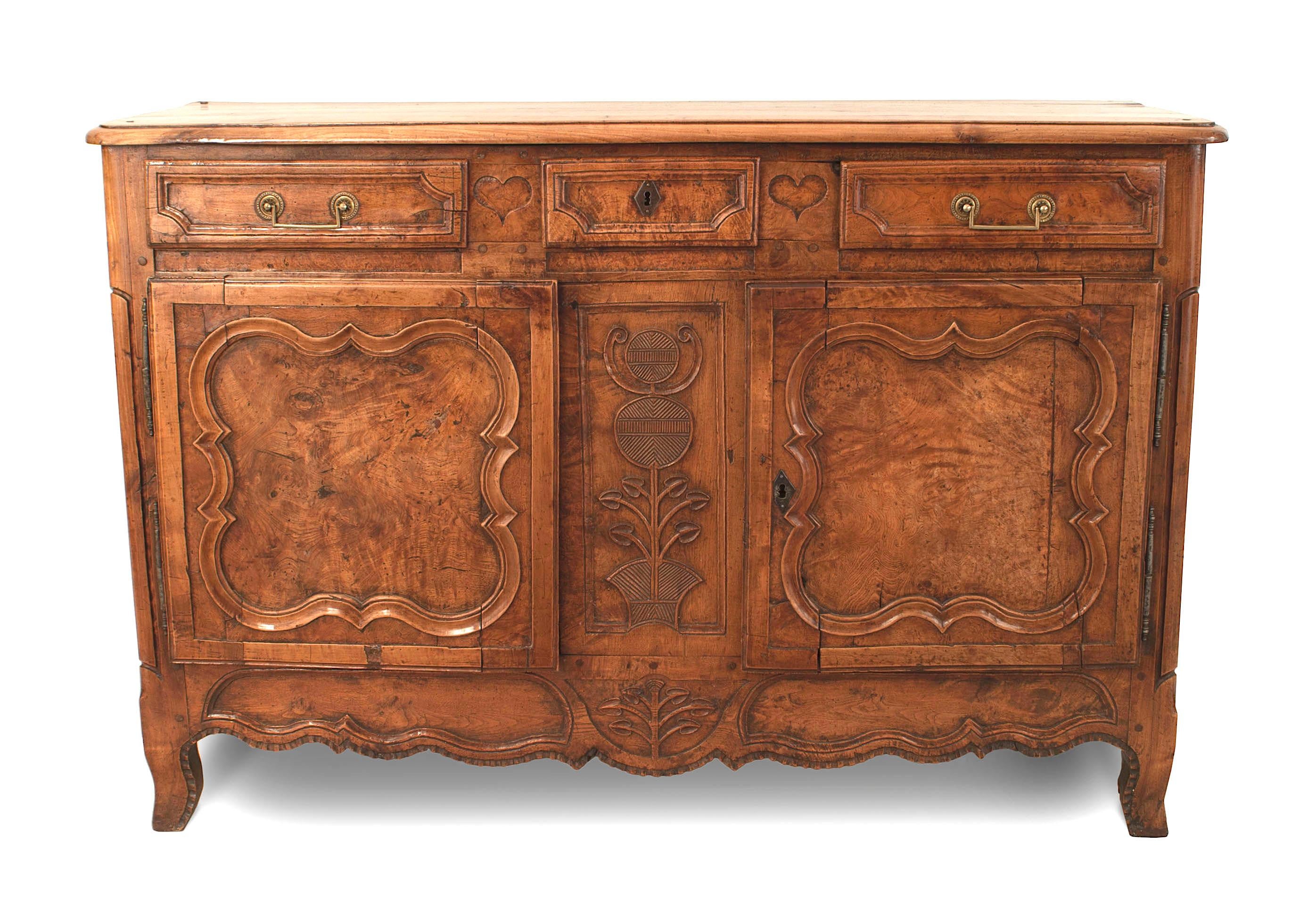 French Provincial Louis XV Walnut Commode In Good Condition For Sale In New York, NY