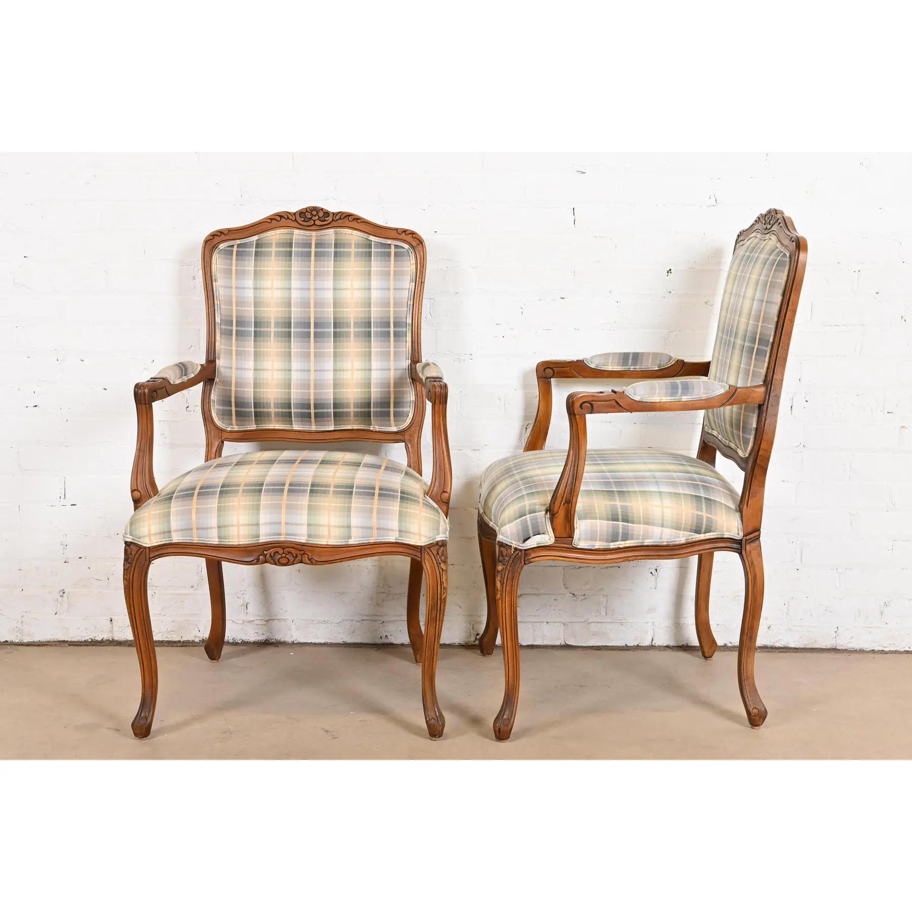 Französisch Provincial Louis XV geschnitzt Kirsche Holz gepolstert Fauteuils, Paar im Angebot 3