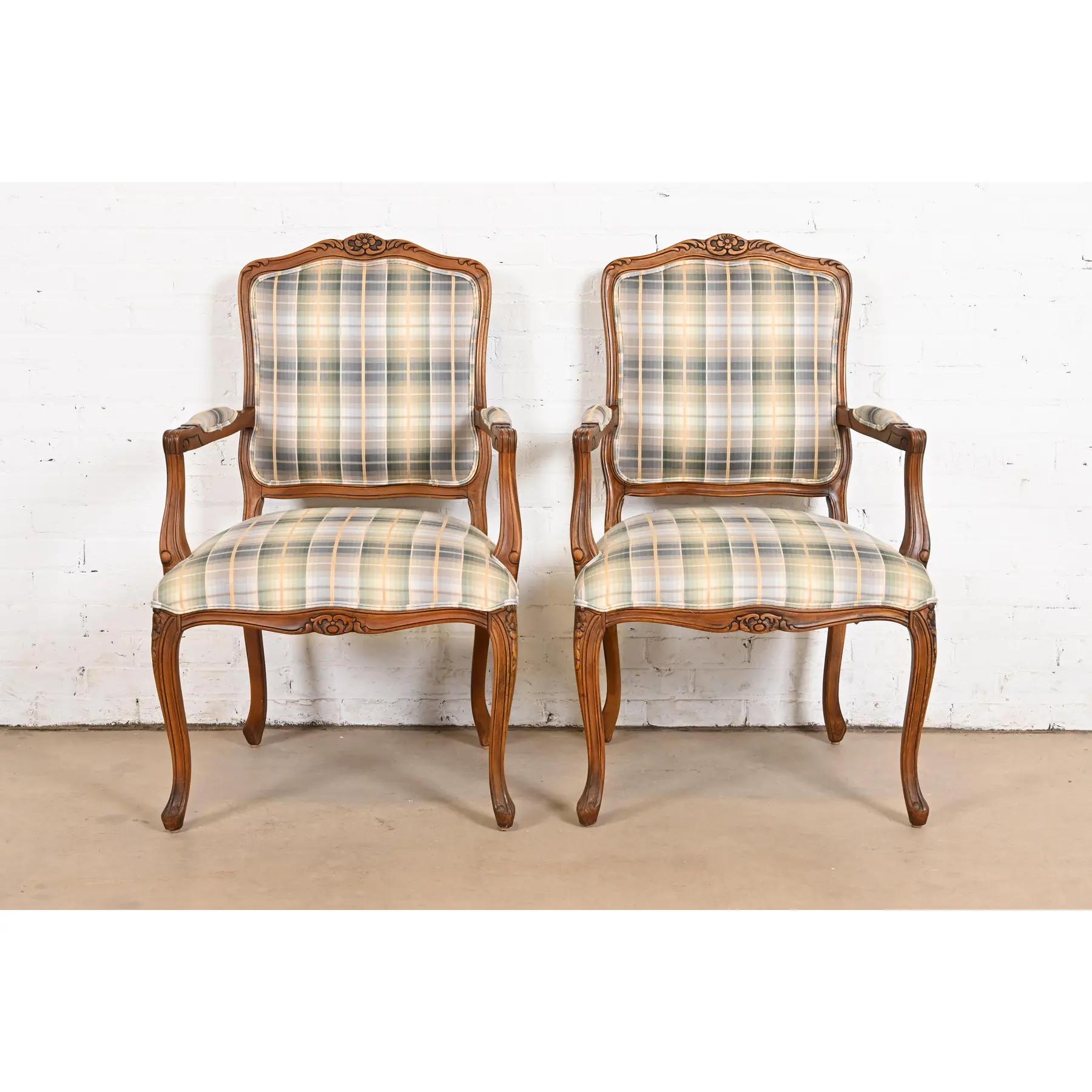 Ein wunderschönes Paar französischer Sessel im Louis-XV-Stil oder Fauteuils.

USA, Ende des 20. Jahrhunderts

Wunderschöne geschnitzte Rahmen aus massivem Kirschholz, mit karierten gepolsterten Sitzen und Rückenlehnen.

Maße: 25 
