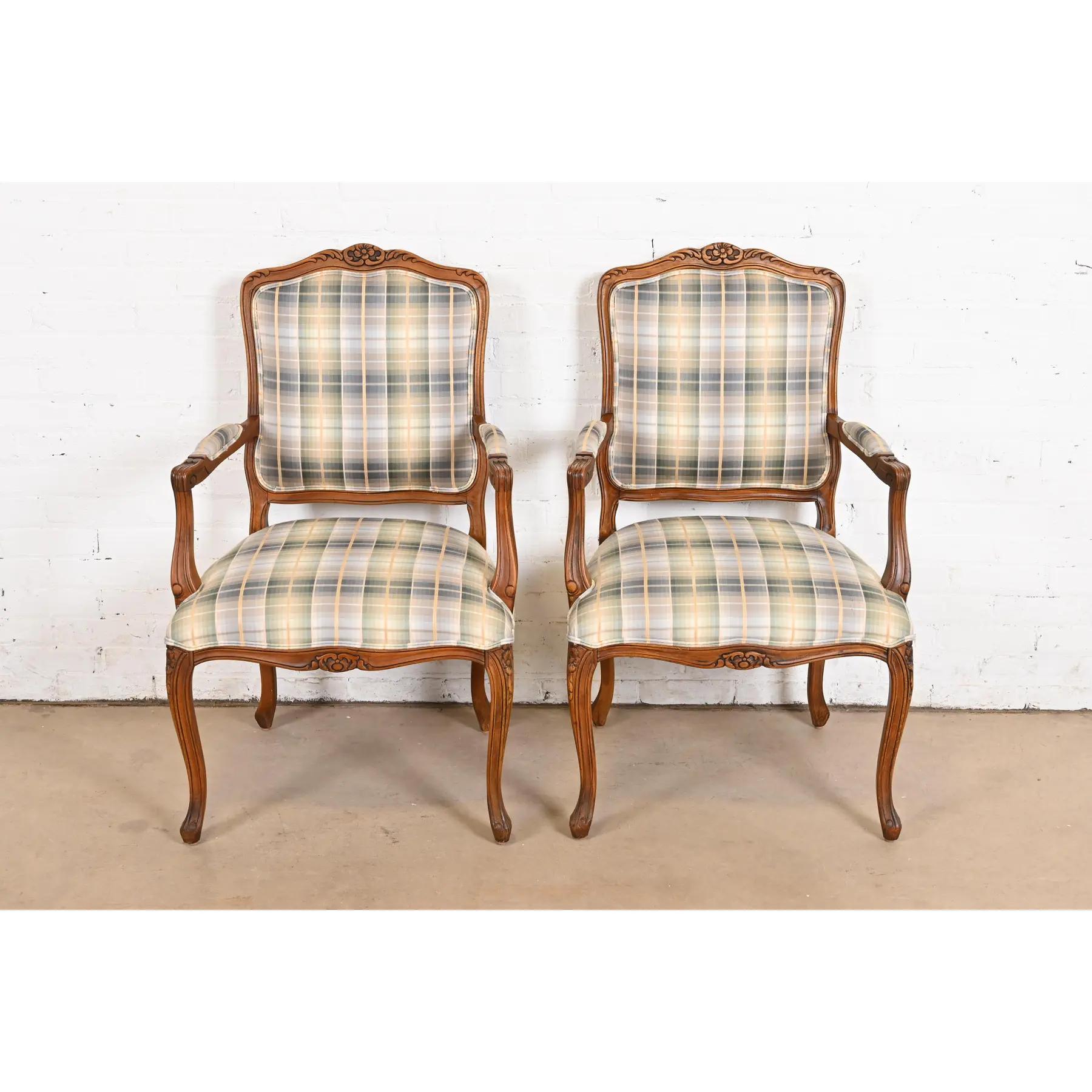 Französisch Provincial Louis XV geschnitzt Kirsche Holz gepolstert Fauteuils, Paar (Französische Provence) im Angebot