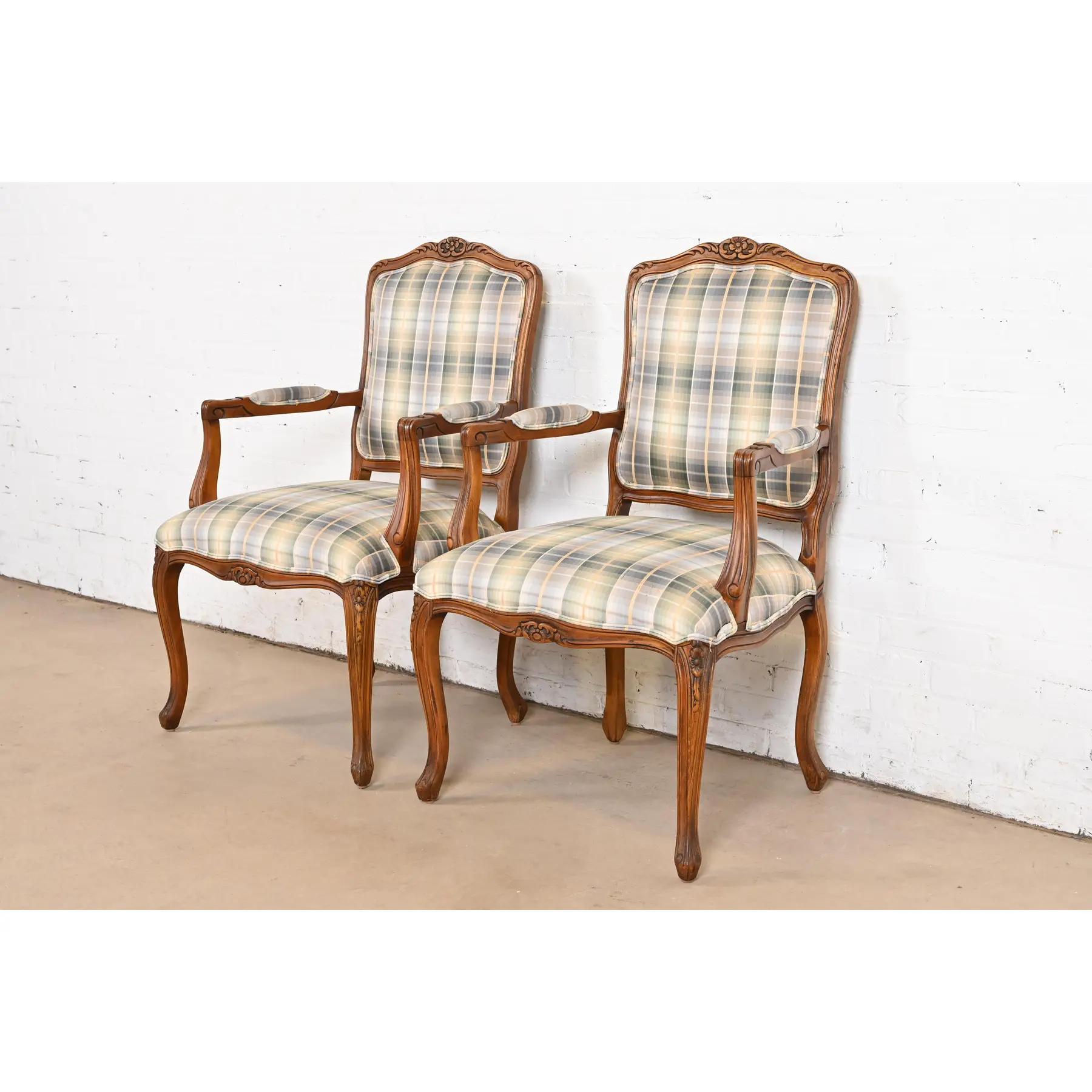 Französisch Provincial Louis XV geschnitzt Kirsche Holz gepolstert Fauteuils, Paar (amerikanisch) im Angebot