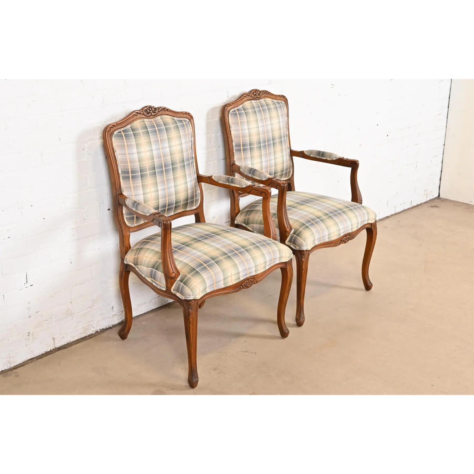 Französisch Provincial Louis XV geschnitzt Kirsche Holz gepolstert Fauteuils, Paar im Zustand „Gut“ im Angebot in South Bend, IN