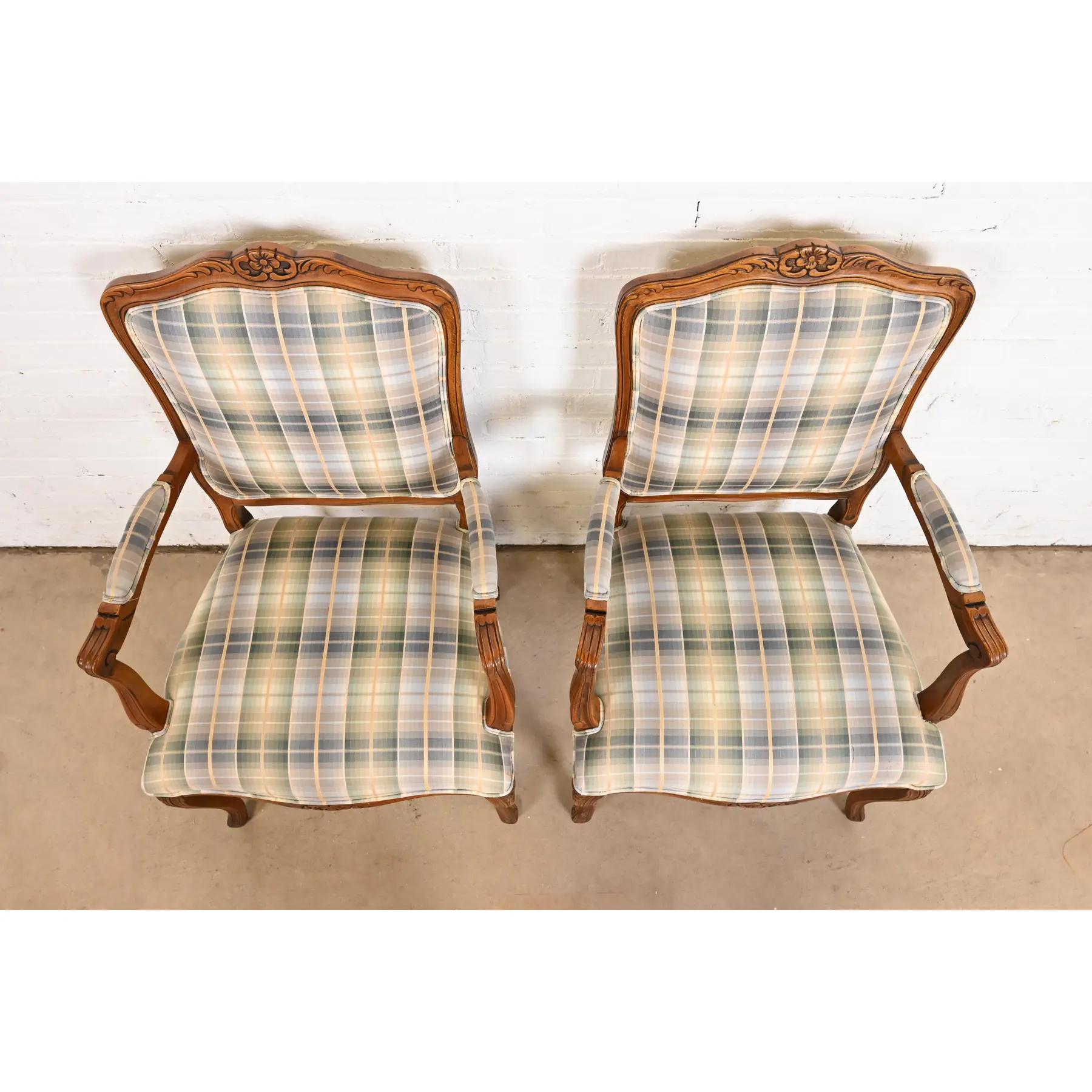 Französisch Provincial Louis XV geschnitzt Kirsche Holz gepolstert Fauteuils, Paar (20. Jahrhundert) im Angebot