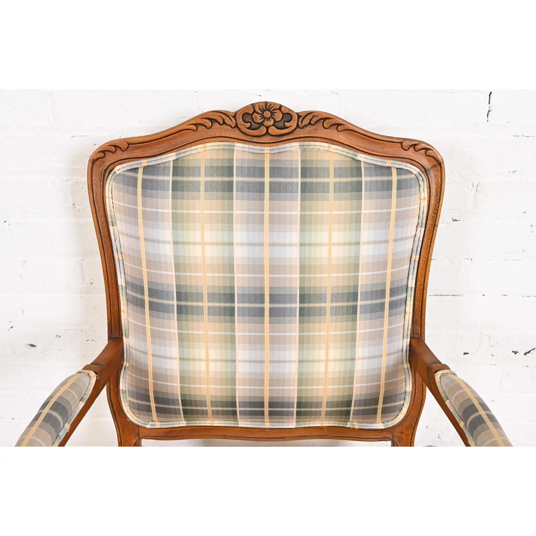 Französisch Provincial Louis XV geschnitzt Kirsche Holz gepolstert Fauteuils, Paar (Polster) im Angebot