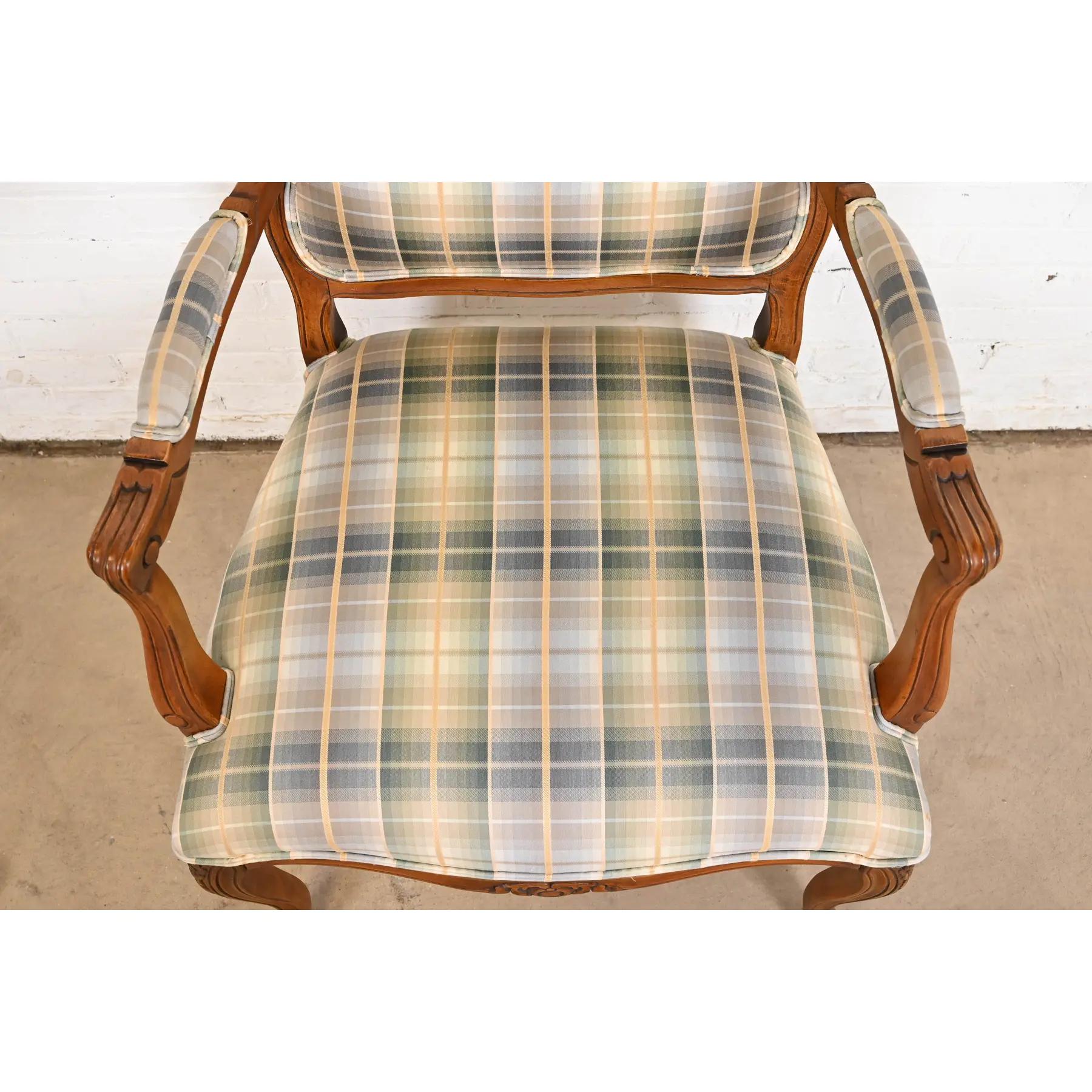 Französisch Provincial Louis XV geschnitzt Kirsche Holz gepolstert Fauteuils, Paar im Angebot 1
