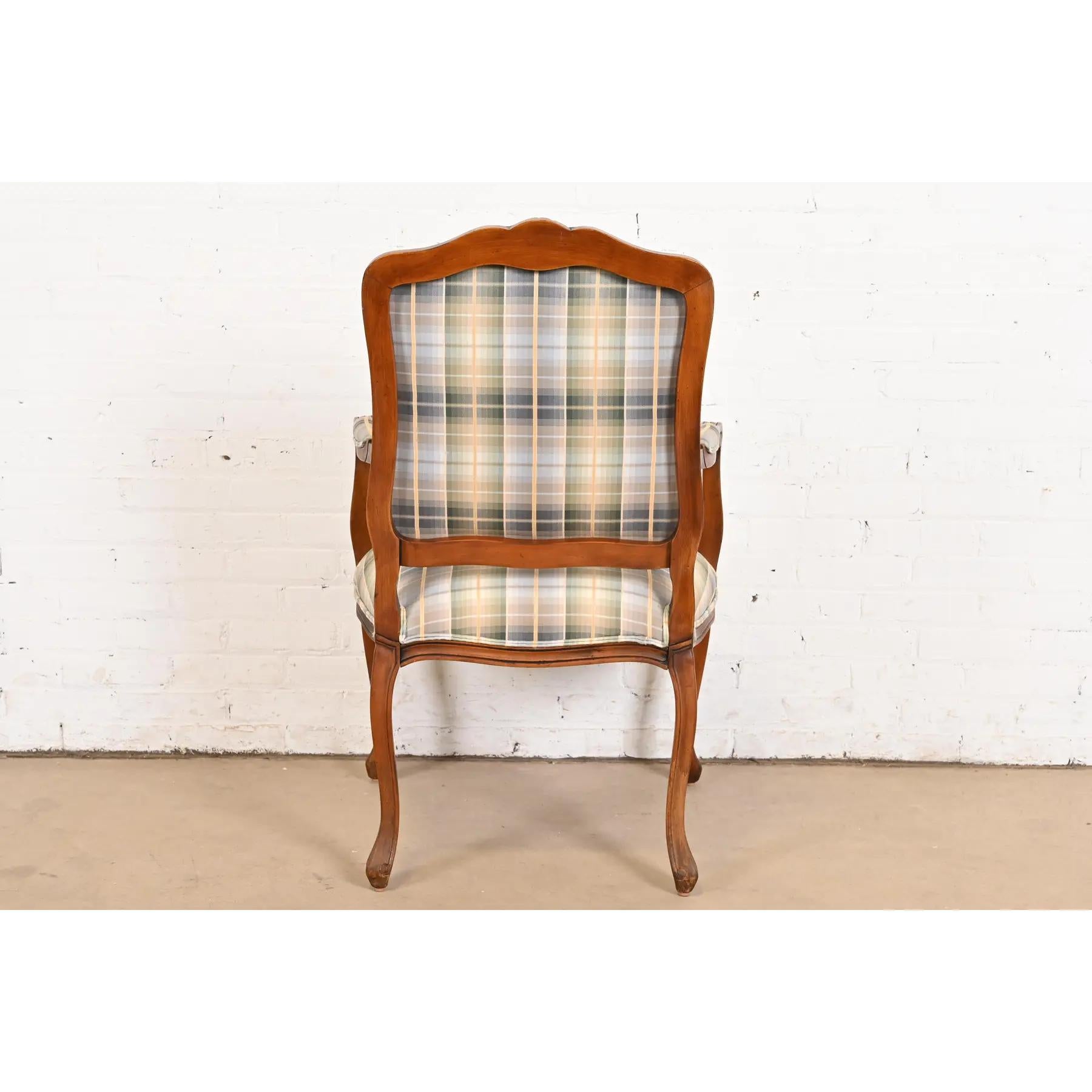 Französisch Provincial Louis XV geschnitzt Kirsche Holz gepolstert Fauteuils, Paar im Angebot 2
