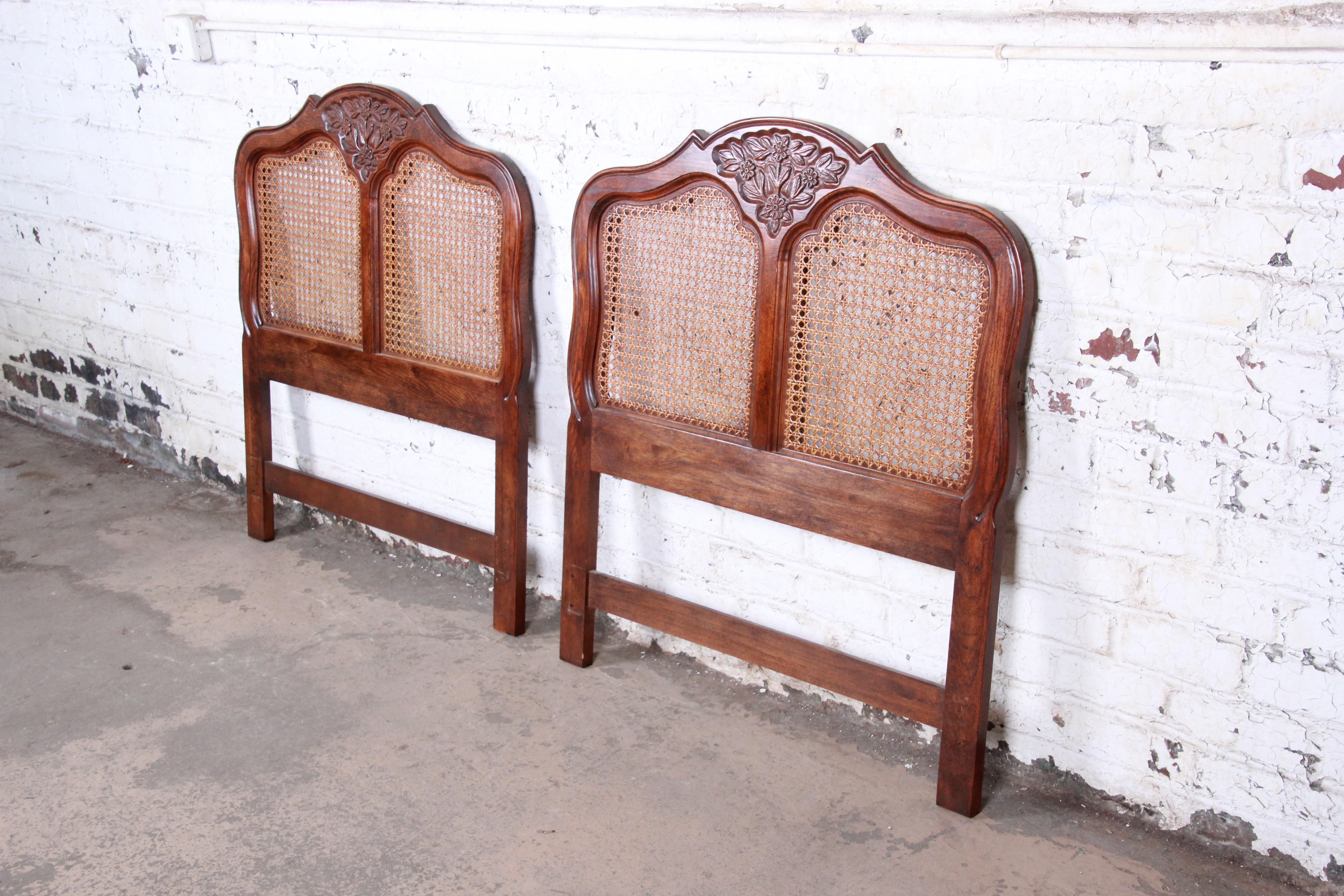 A gorgeous pair of French Country Louis XV style twin size headboards

By Hickory Manufacturing Co.

USA, 1970s

Oak and cane

Measures: 40.75