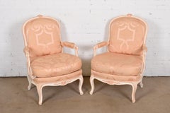 Paire de Fauteuils Louis XV en noyer peint et sculpté
