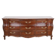 Comò provinciale francese Luigi XV in legno di ciliegio di White Furniture, rifinito