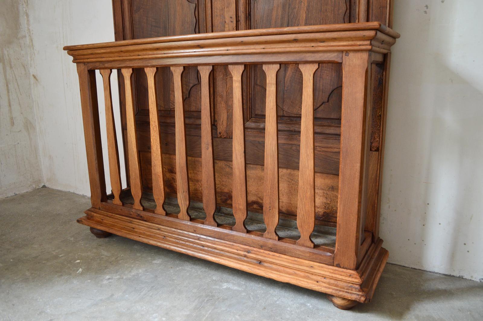 French Provincial Louis XV Coat Rack in Carved Chestnut and Wrought Iron In Excellent Condition For Sale In L'Etang, FR