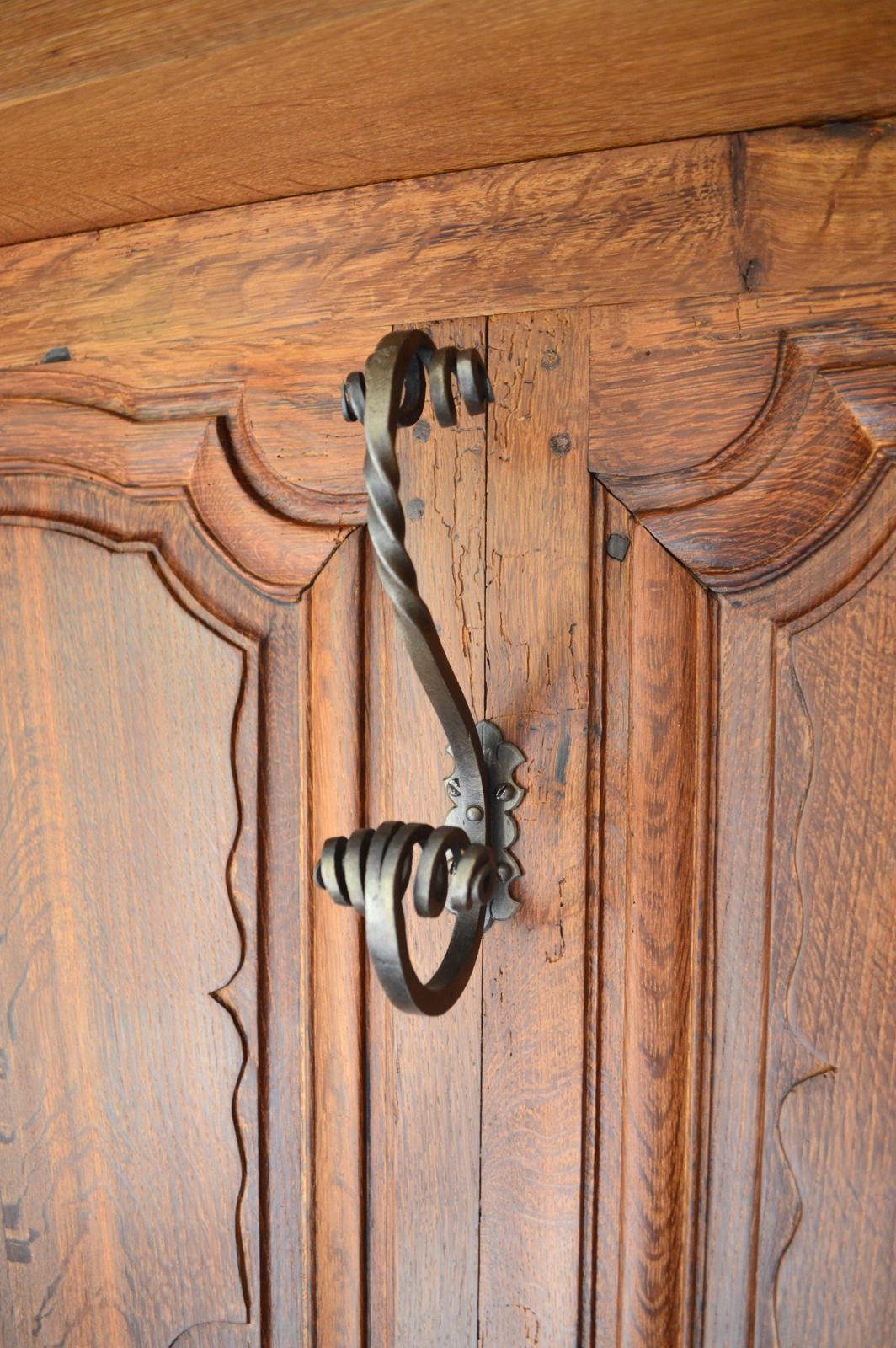 French Provincial Louis XV Coat Rack in Carved Chestnut and Wrought Iron For Sale 3