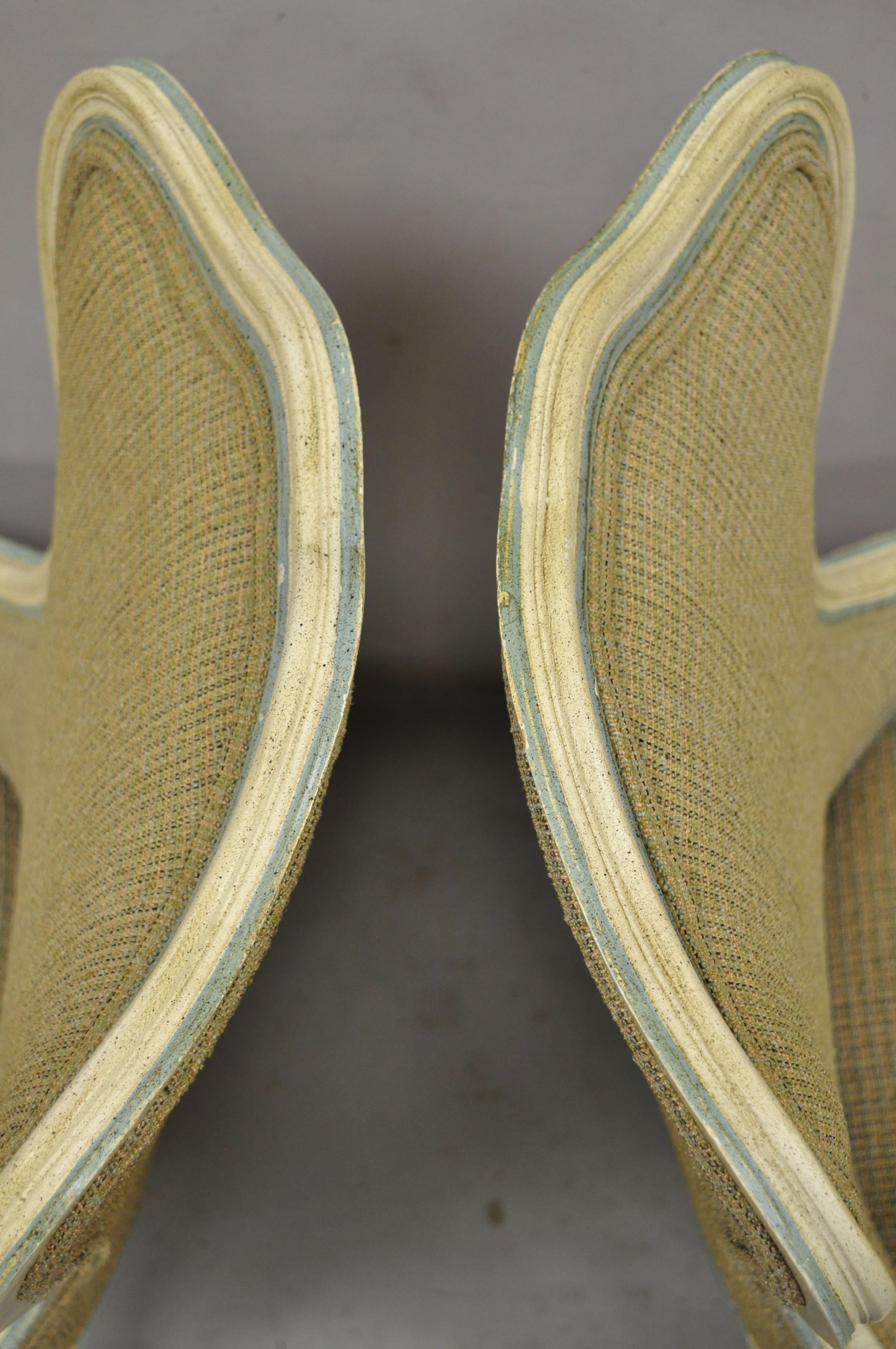 Paire de chaises pantoufles de boudoir à accoudoirs bleu crème de style provincial français Louis XV en vente 1