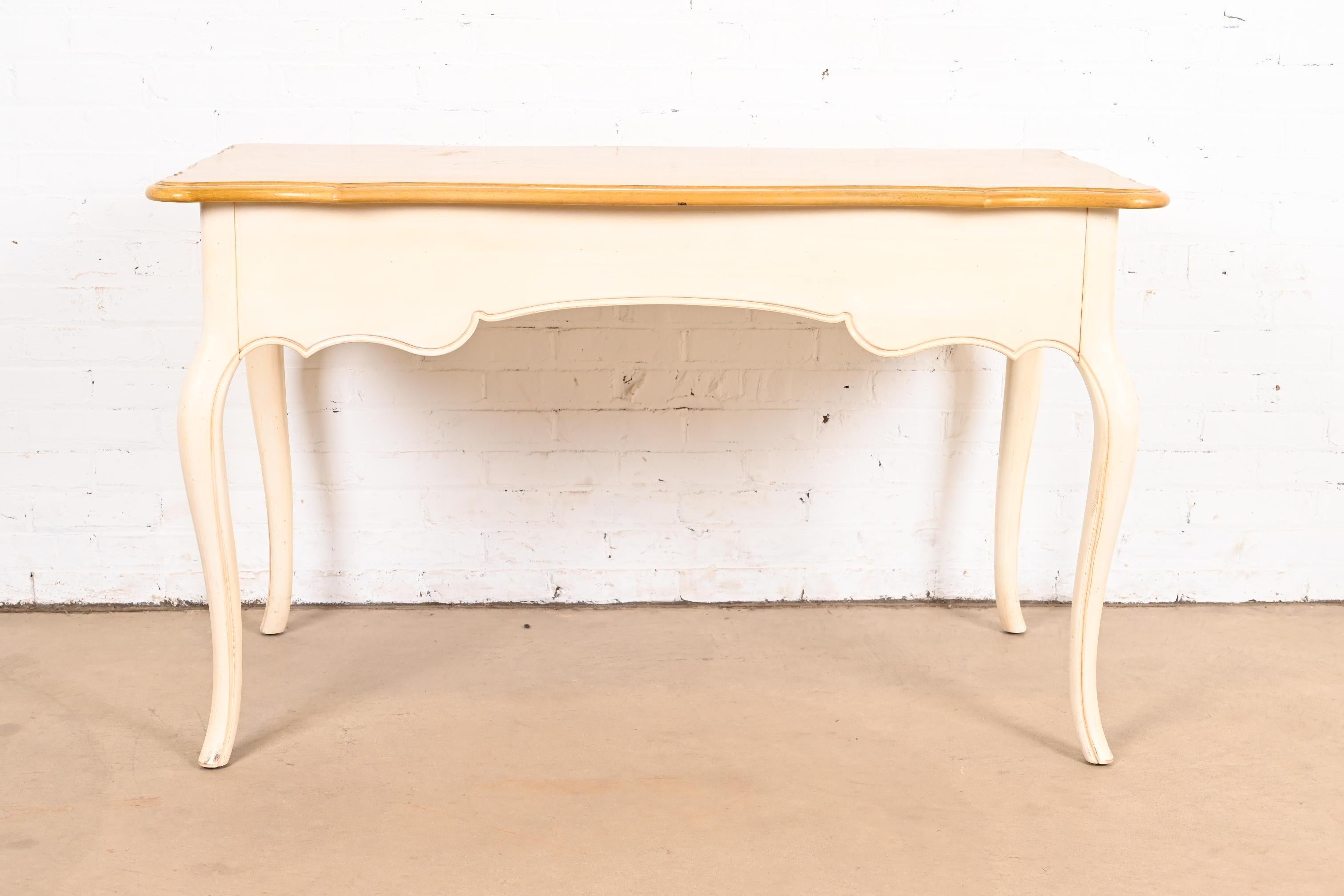 Bureau provincial français Louis XV à plateau en érable laqué crème en vente 4