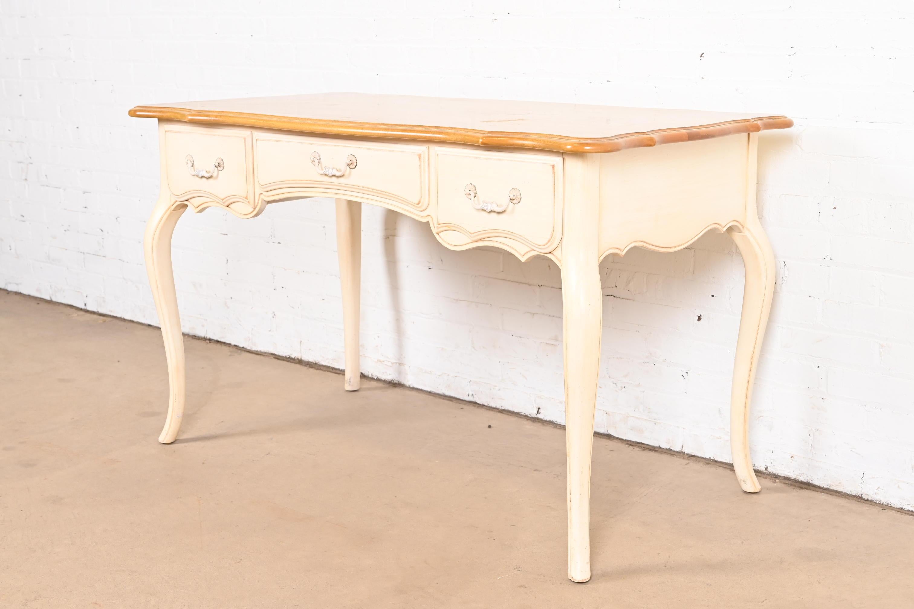 Magnifique bureau provincial français de style Louis XV

États-Unis, fin du 20e siècle

Érable laqué crème, avec plateau en érable naturel et quincaillerie d'origine en laiton peint.

Dimensions : 51 