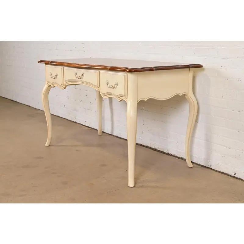 Uno splendido scrittoio in stile provinciale francese Luigi XV

Stati Uniti, fine del XX secolo

Acero laccato crema, con piano in acero naturale e ferramenta originale in ottone verniciato.

Misure: 51 