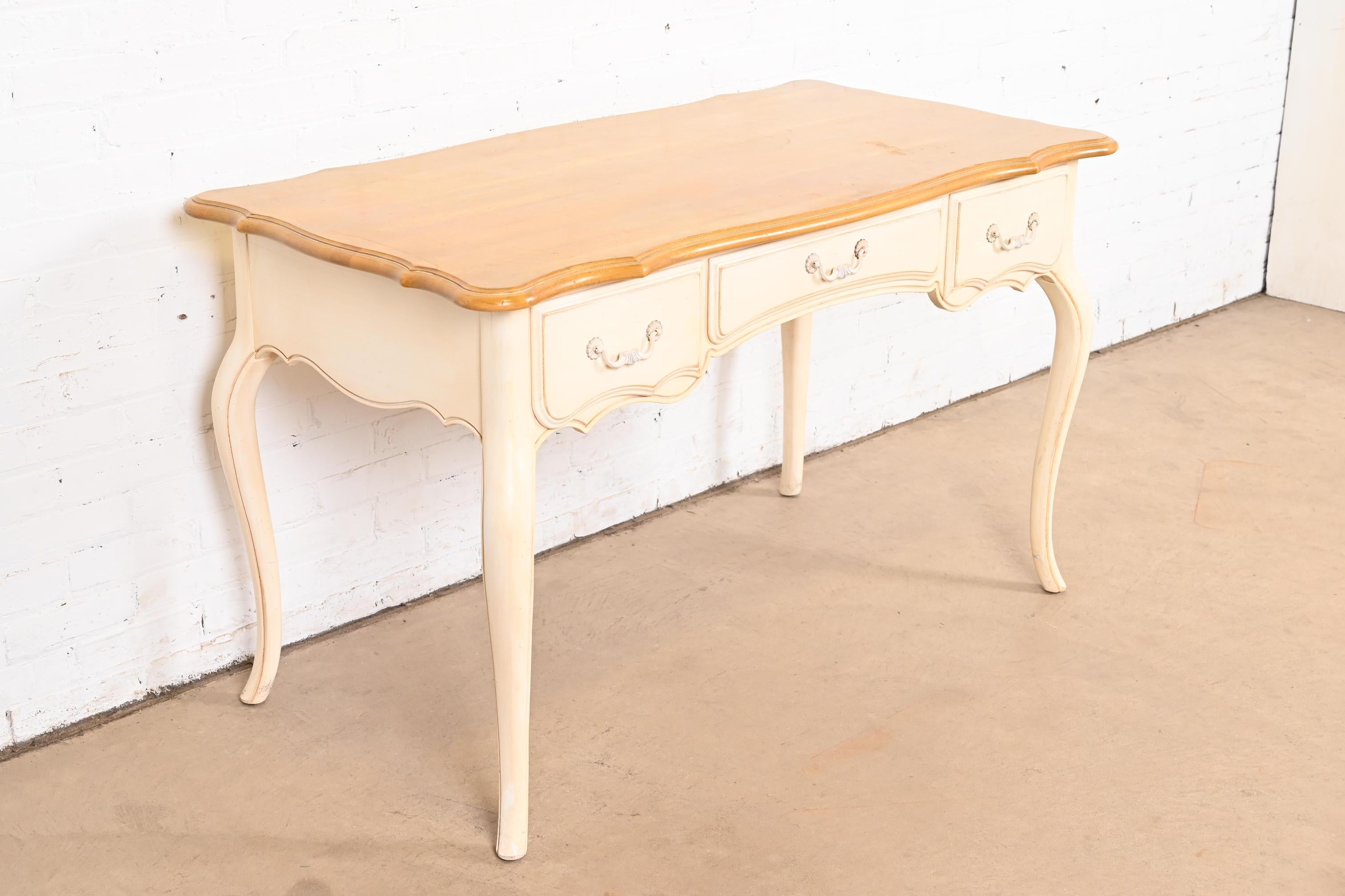 Provincial français Bureau provincial français Louis XV à plateau en érable laqué crème en vente