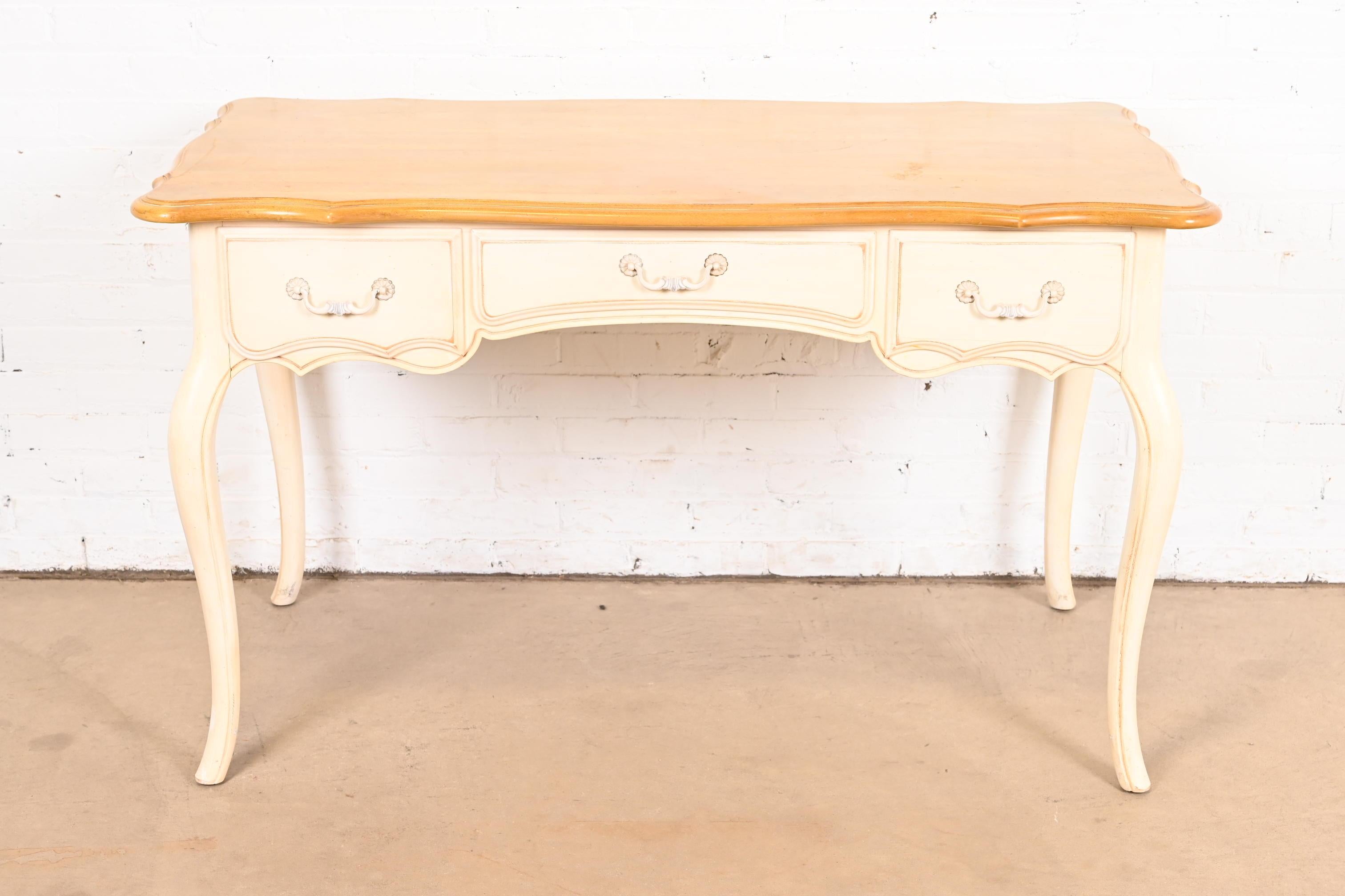 Américain Bureau provincial français Louis XV à plateau en érable laqué crème en vente