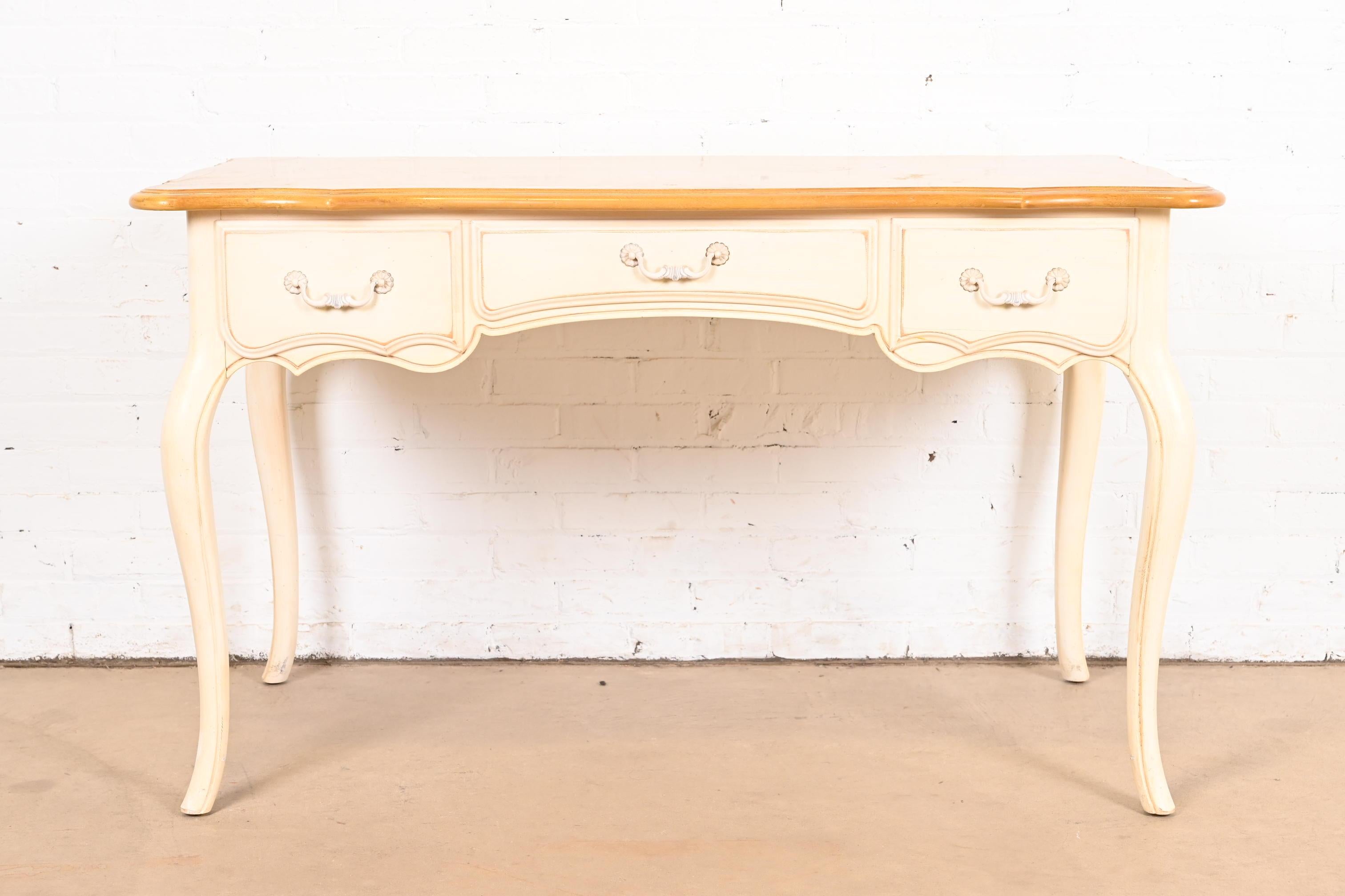 Bureau provincial français Louis XV à plateau en érable laqué crème Bon état - En vente à South Bend, IN