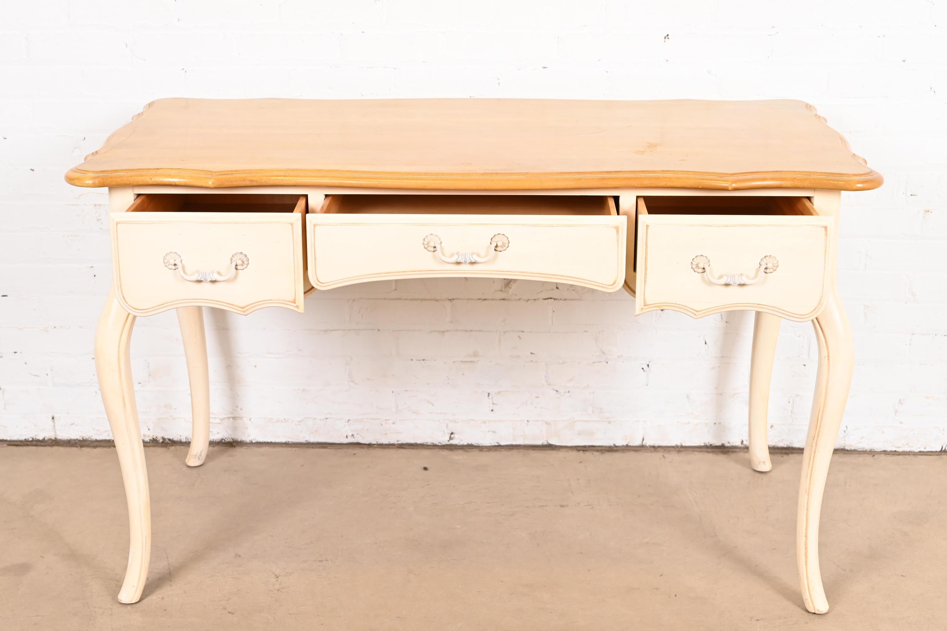 20ième siècle Bureau provincial français Louis XV à plateau en érable laqué crème en vente