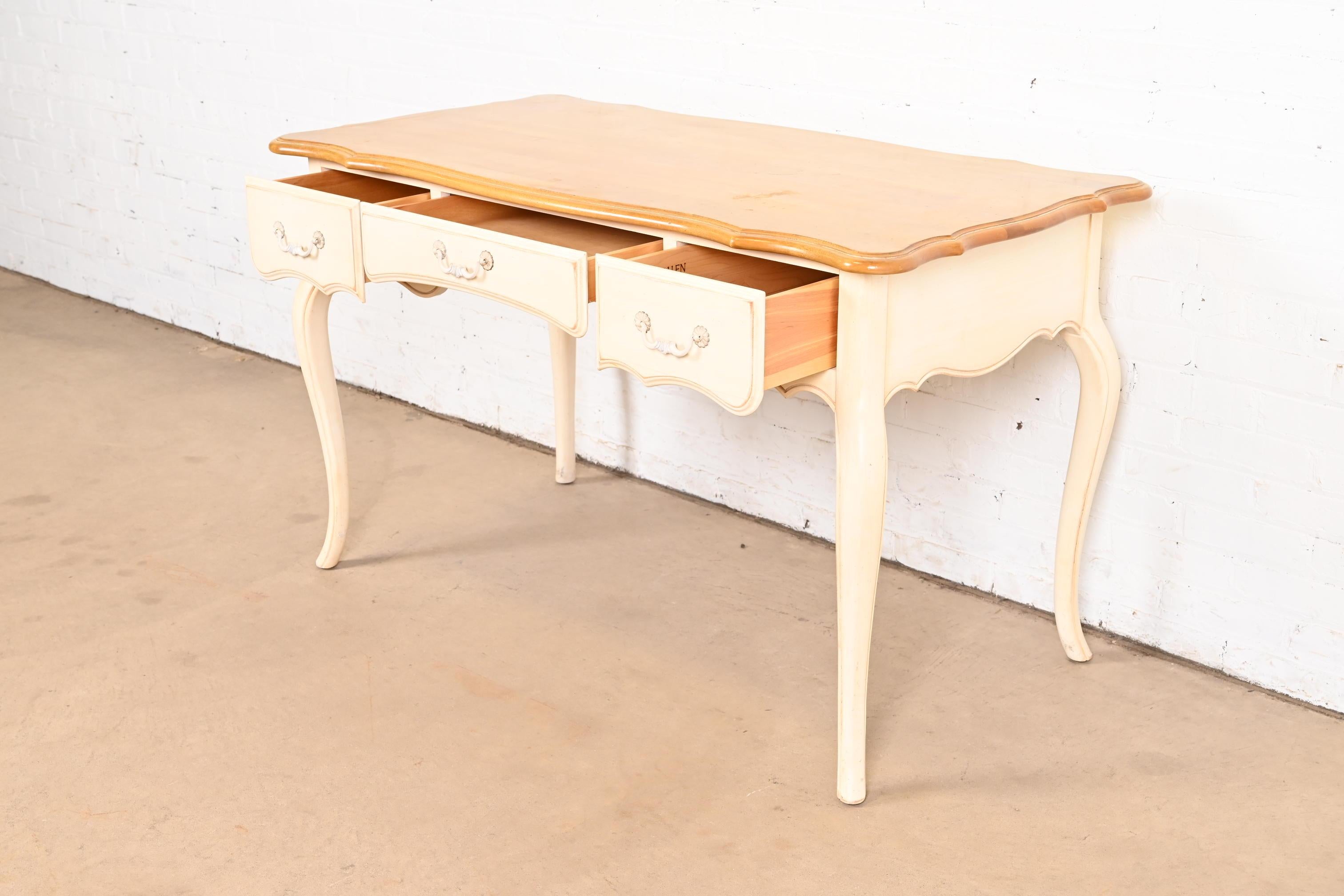 Laiton Bureau provincial français Louis XV à plateau en érable laqué crème en vente