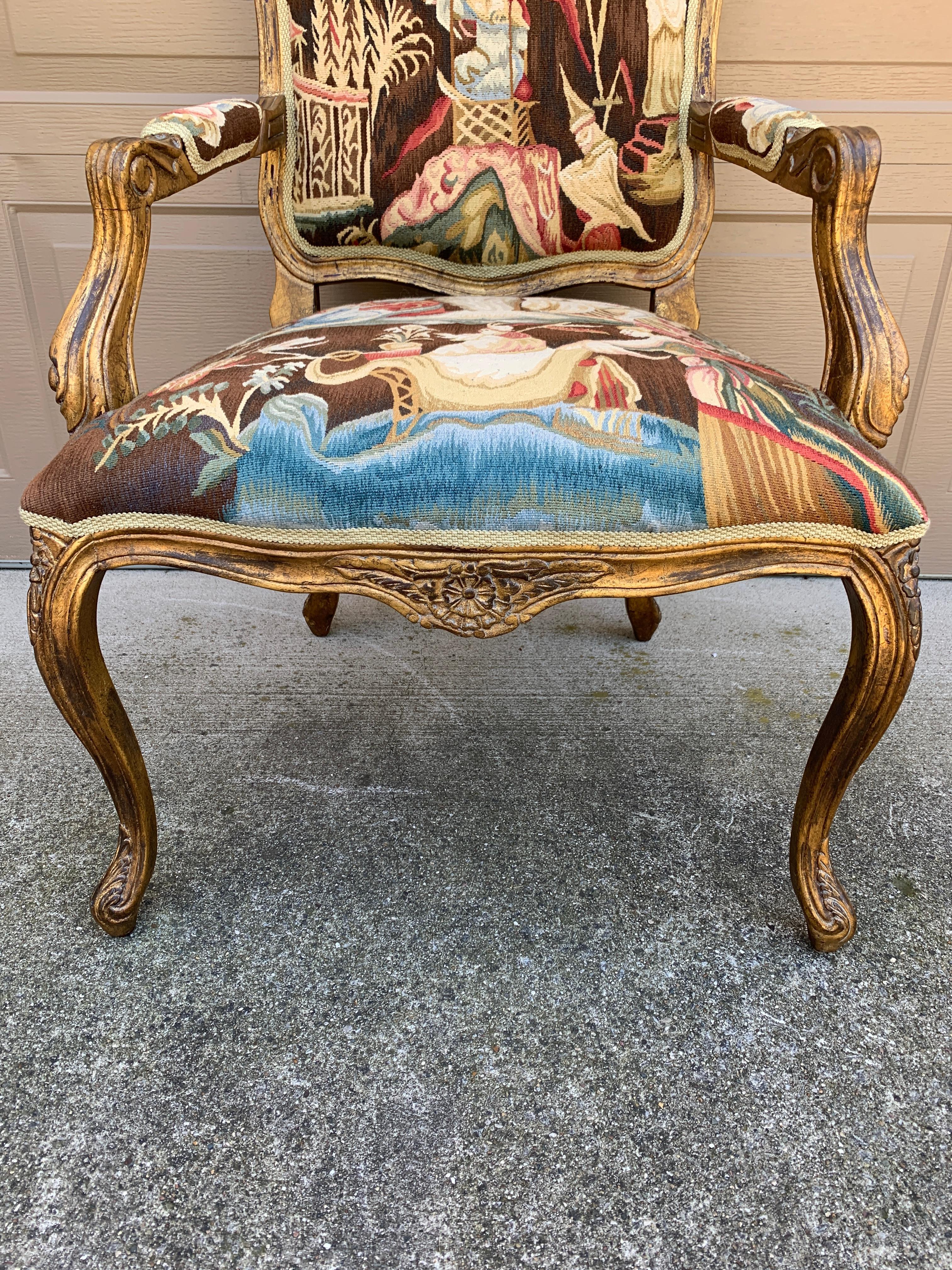 Fauteuil en bois doré Louis XV avec tapisserie d'ameublement en vente 4