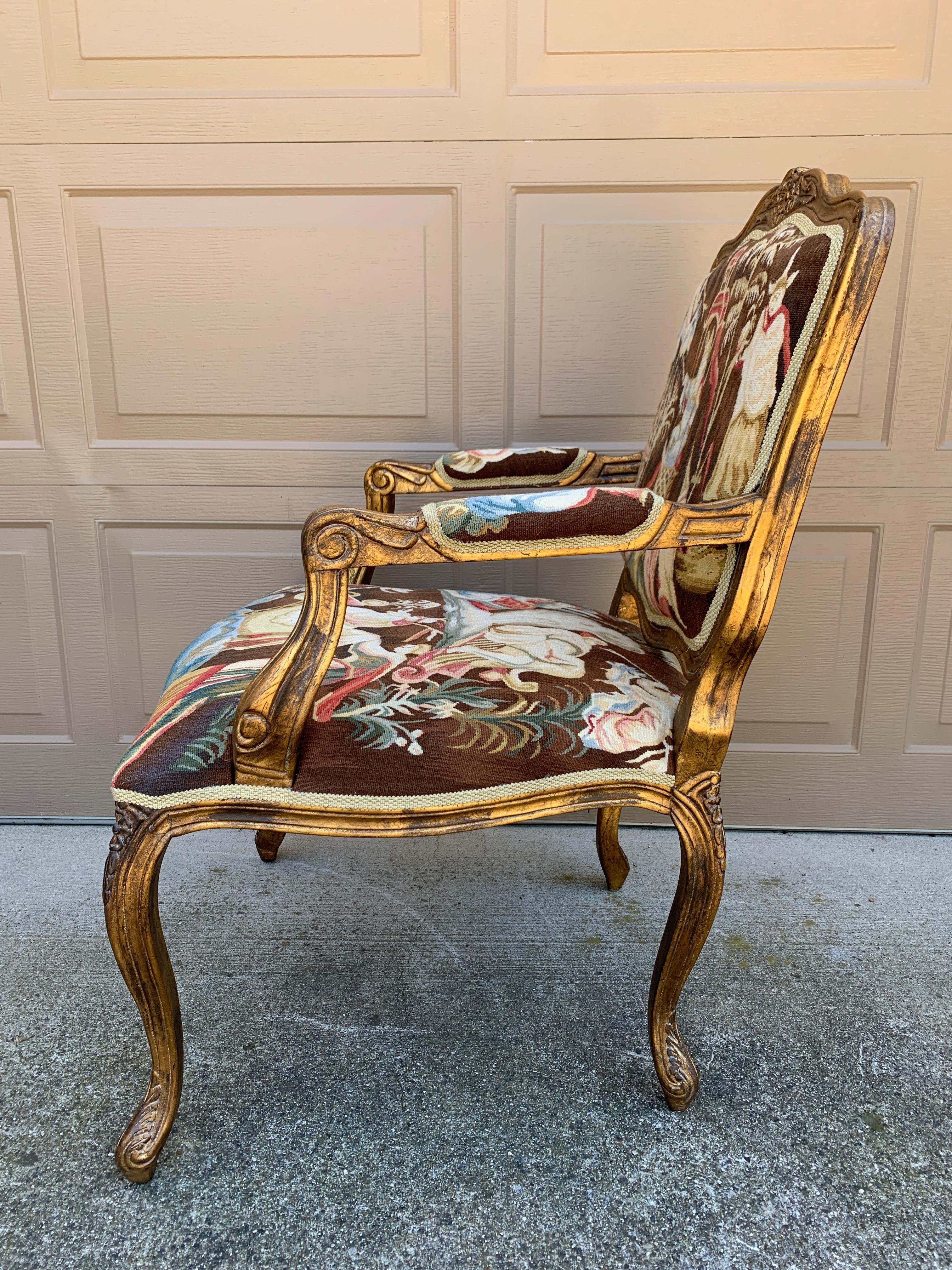 Fauteuil en bois doré Louis XV avec tapisserie d'ameublement en vente 5