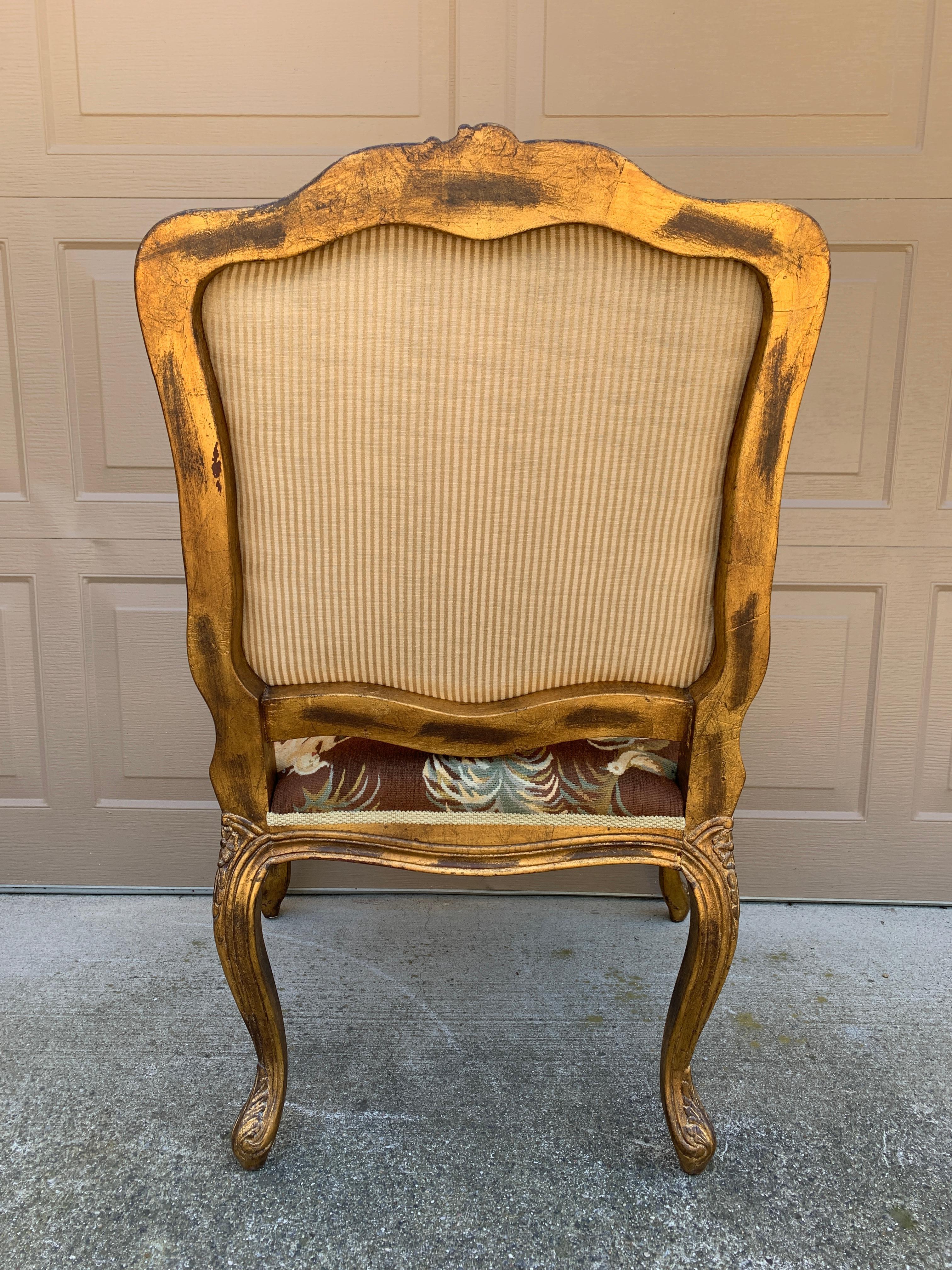 Fauteuil en bois doré Louis XV avec tapisserie d'ameublement en vente 6