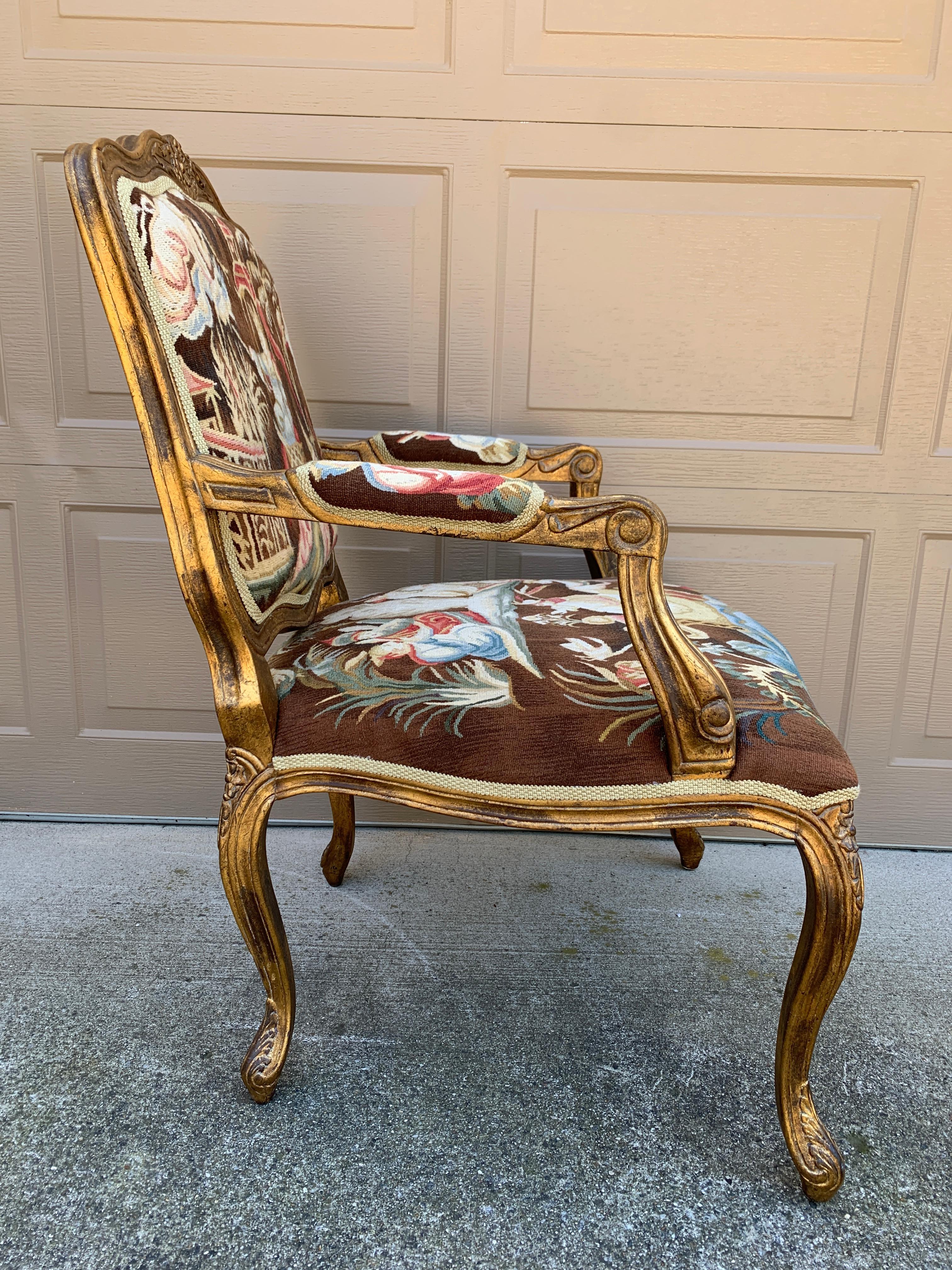 Fauteuil en bois doré Louis XV avec tapisserie d'ameublement en vente 7