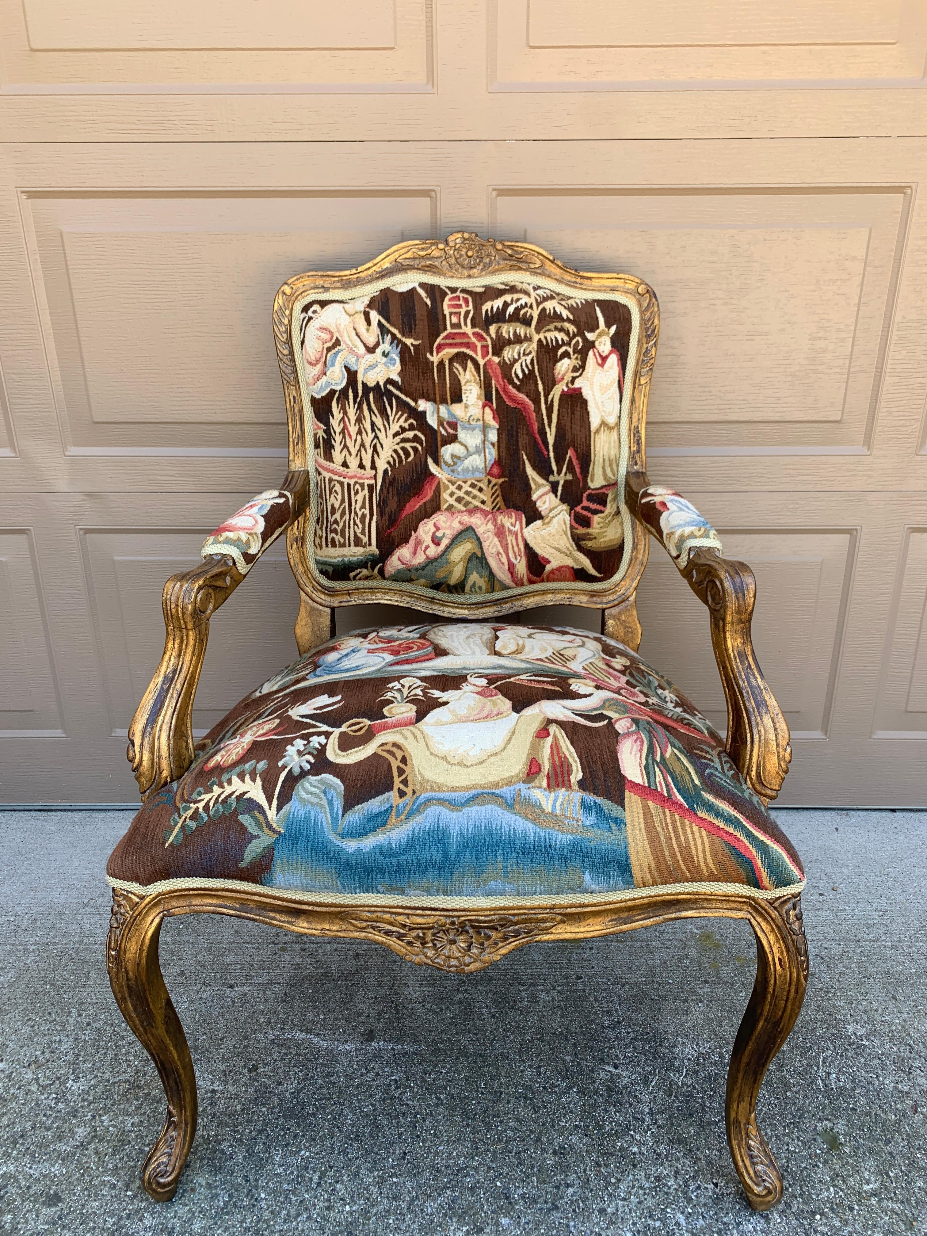 Superbe fauteuil de style provincial français Louis XV

États-Unis, fin du 20e siècle

Cadre en bois doré ardéfié, avec tapisserie d'ameublement Chinoiserie

Dimensions : 26,75 