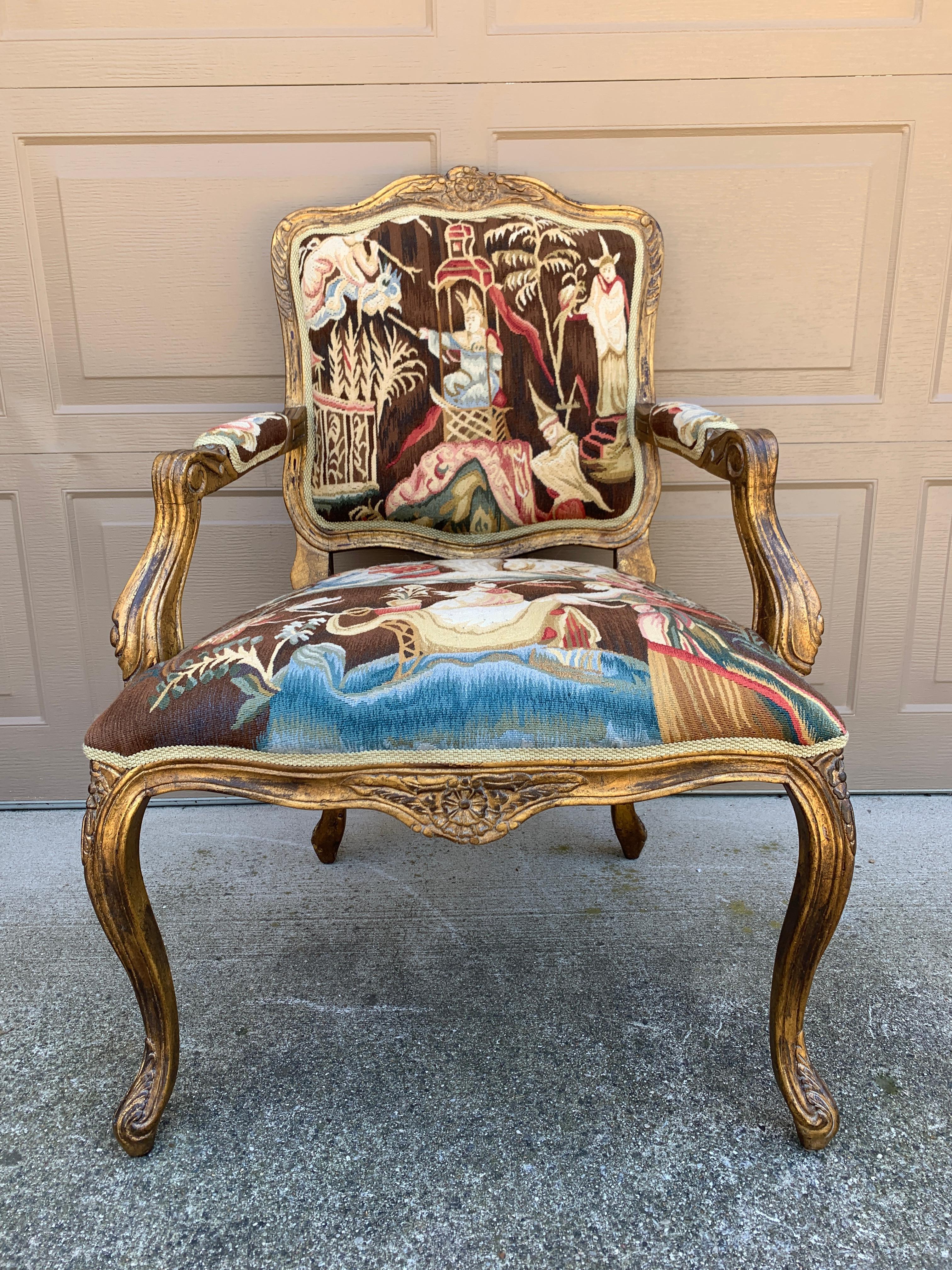 Américain Fauteuil en bois doré Louis XV avec tapisserie d'ameublement en vente