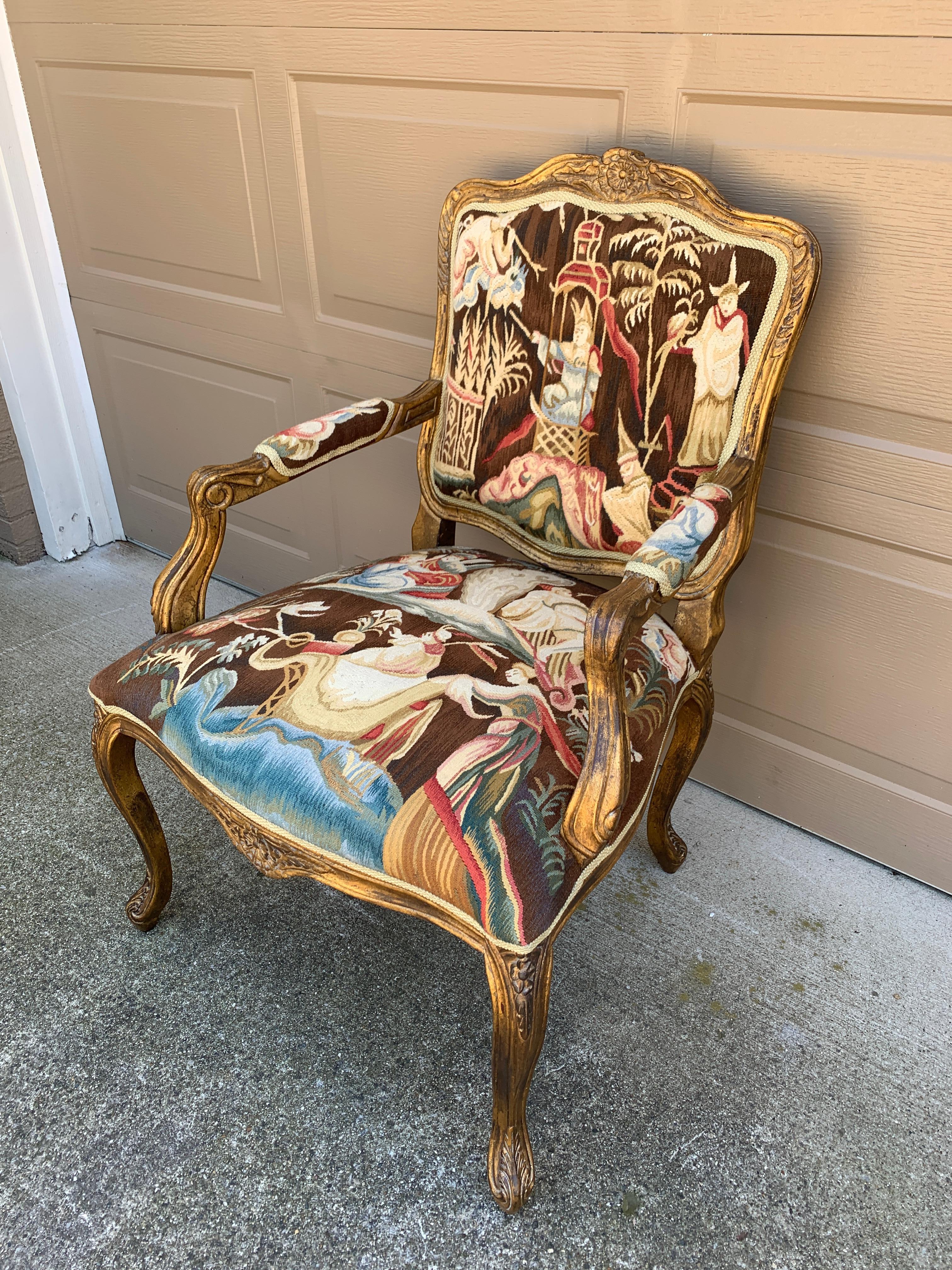 Fauteuil en bois doré Louis XV avec tapisserie d'ameublement Bon état - En vente à Elkhart, IN
