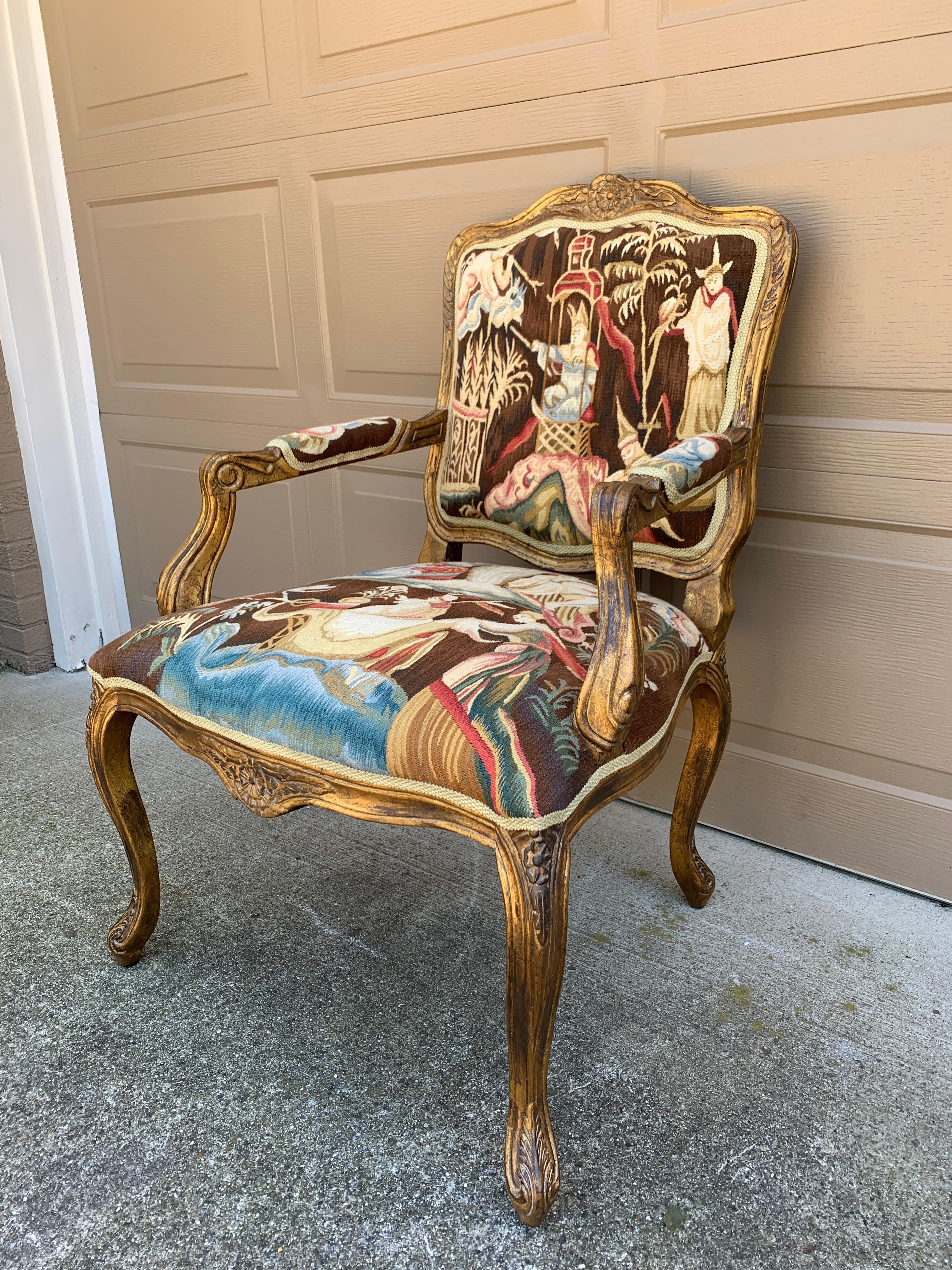 20ième siècle Fauteuil en bois doré Louis XV avec tapisserie d'ameublement en vente