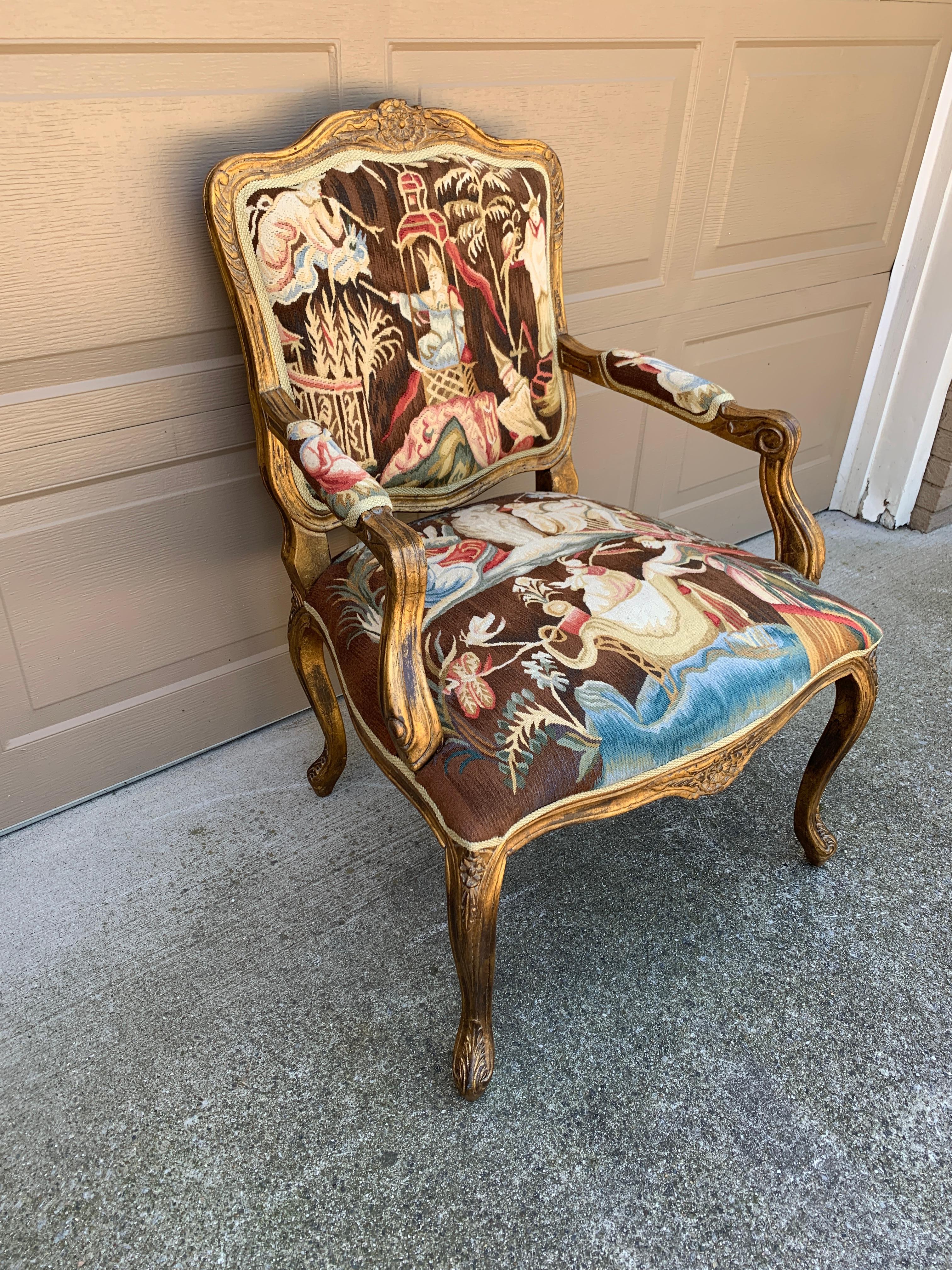 Bois doré Fauteuil en bois doré Louis XV avec tapisserie d'ameublement en vente