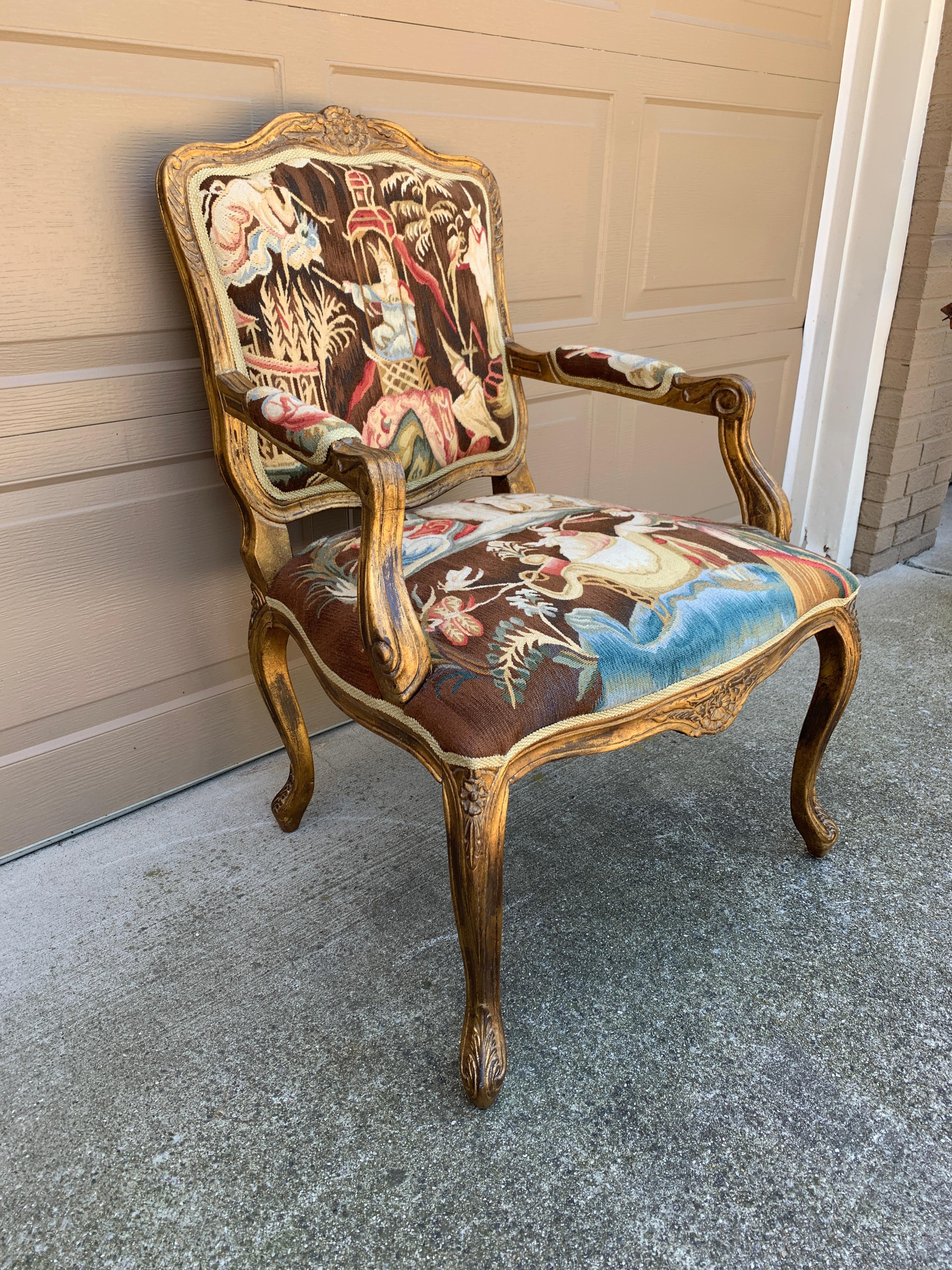 Fauteuil en bois doré Louis XV avec tapisserie d'ameublement en vente 1