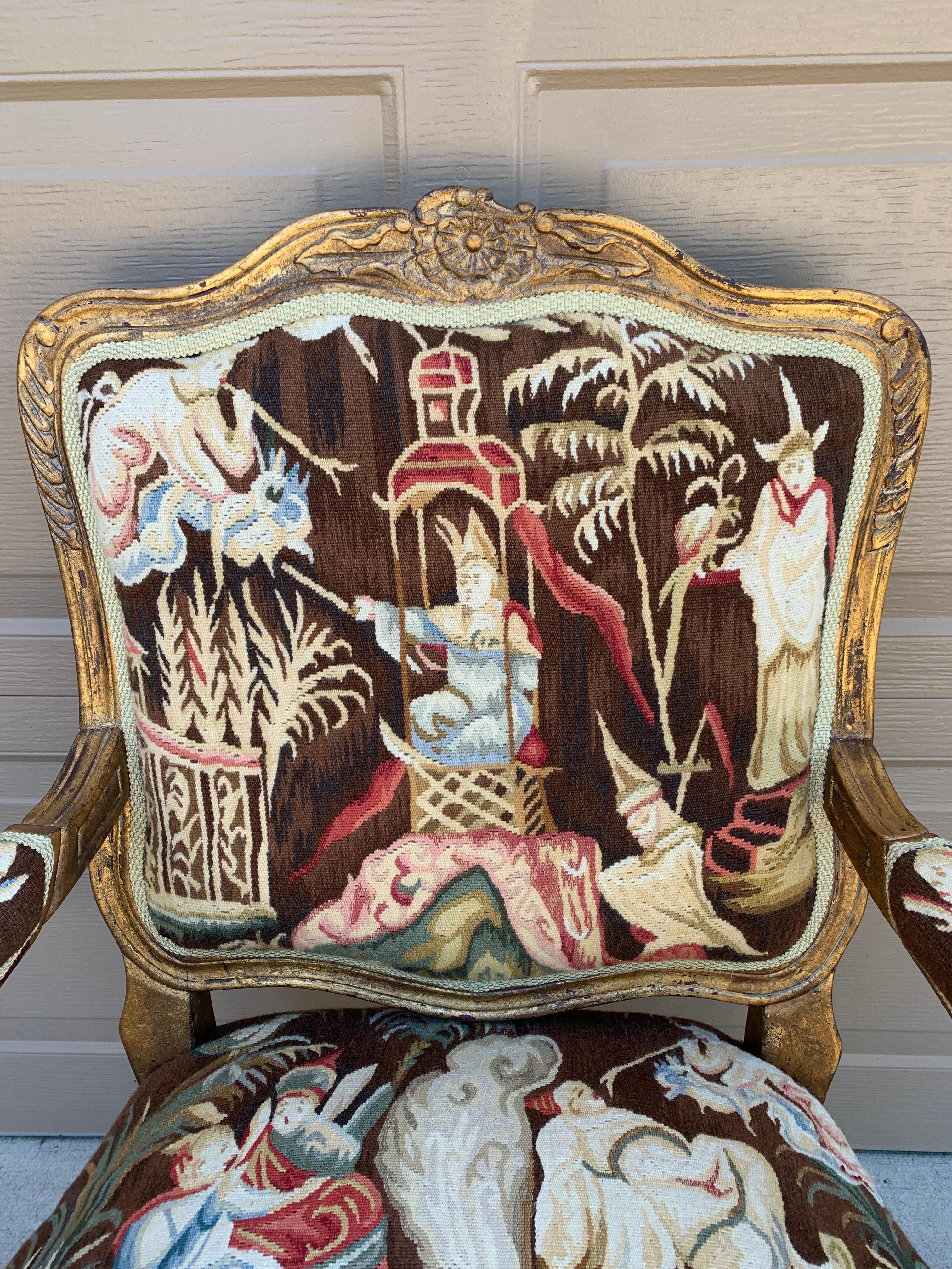 Fauteuil en bois doré Louis XV avec tapisserie d'ameublement en vente 2