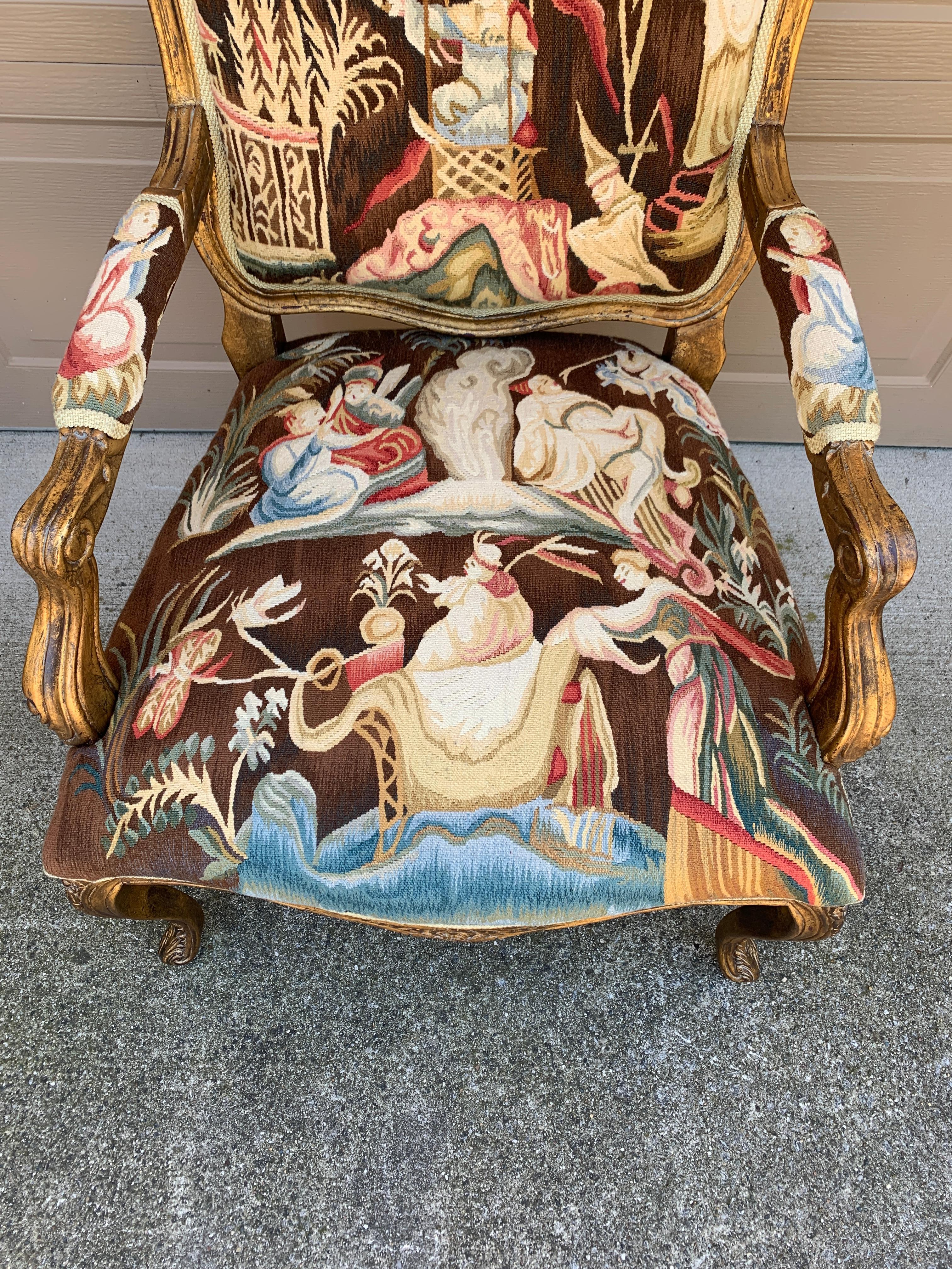 Fauteuil en bois doré Louis XV avec tapisserie d'ameublement en vente 3