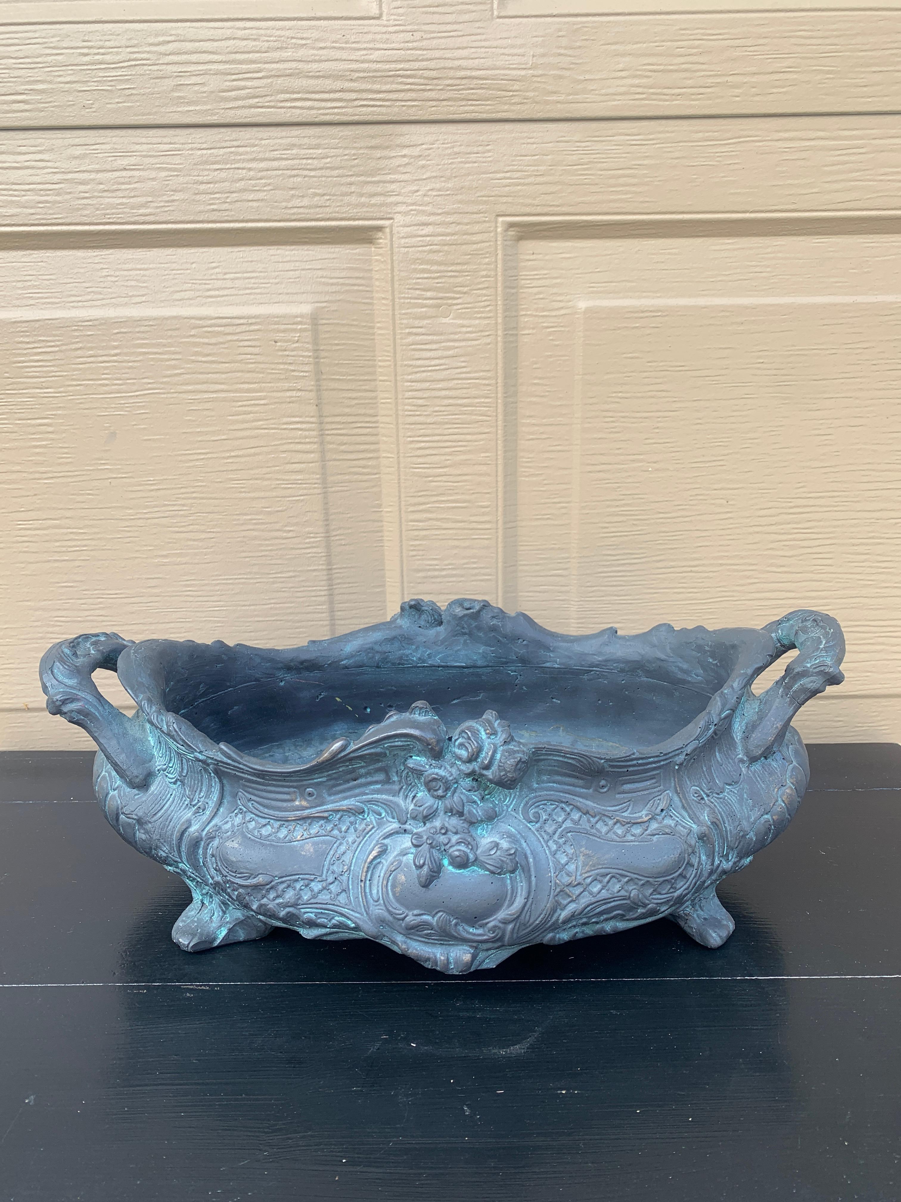 A gorgeous French Provincial Louis XV style gray cast composite cachepot, planter box, or jardiniere

USA, Late 20th Century

Measures: 16