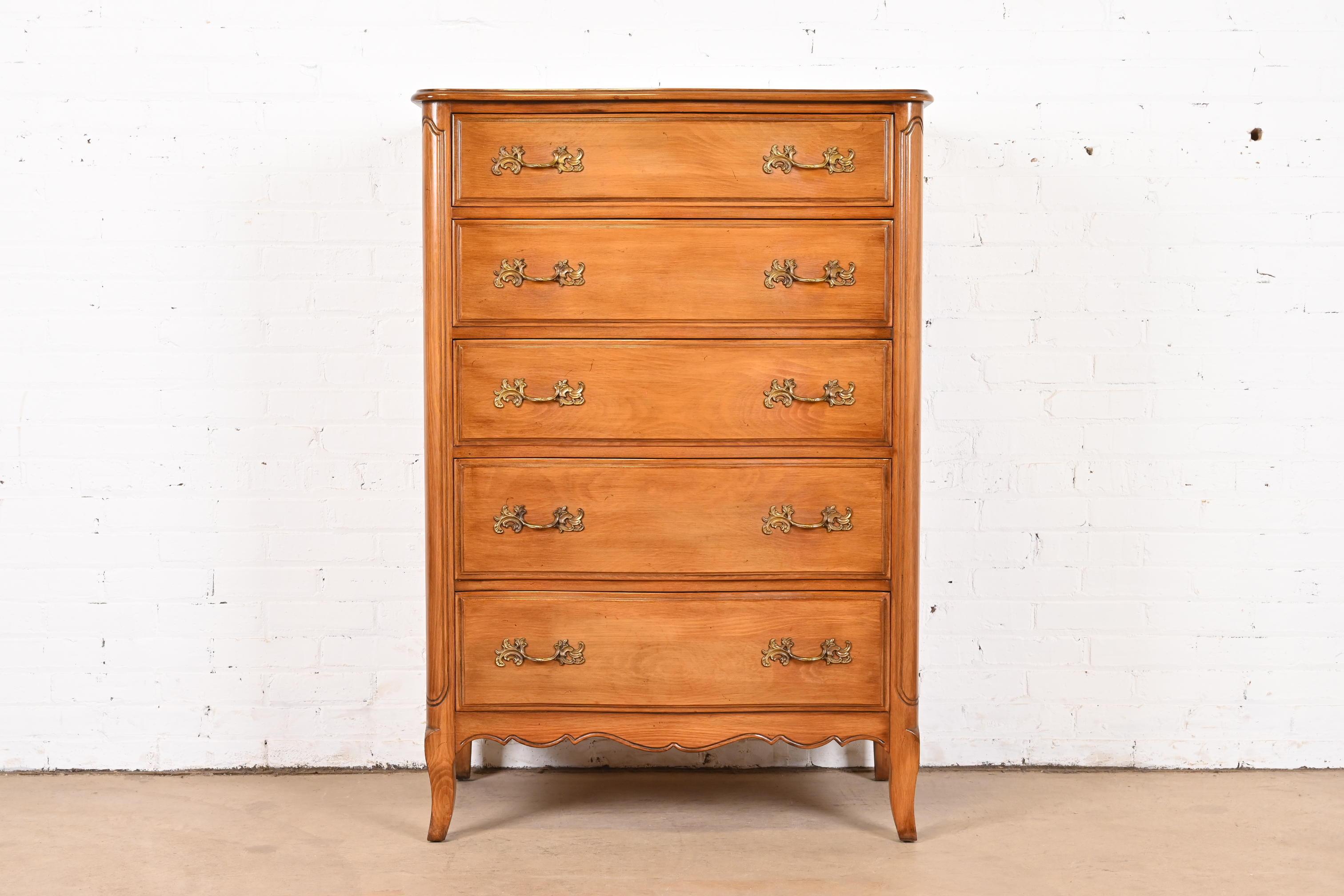 A gorgeous French Provincial Louis XV style five-drawer highboy dresser

By Davis Cabinet Co.

USA, 1950s

Carved solid beech wood in provincial walnut finish, with original brass hardware.

Measures: 34.5