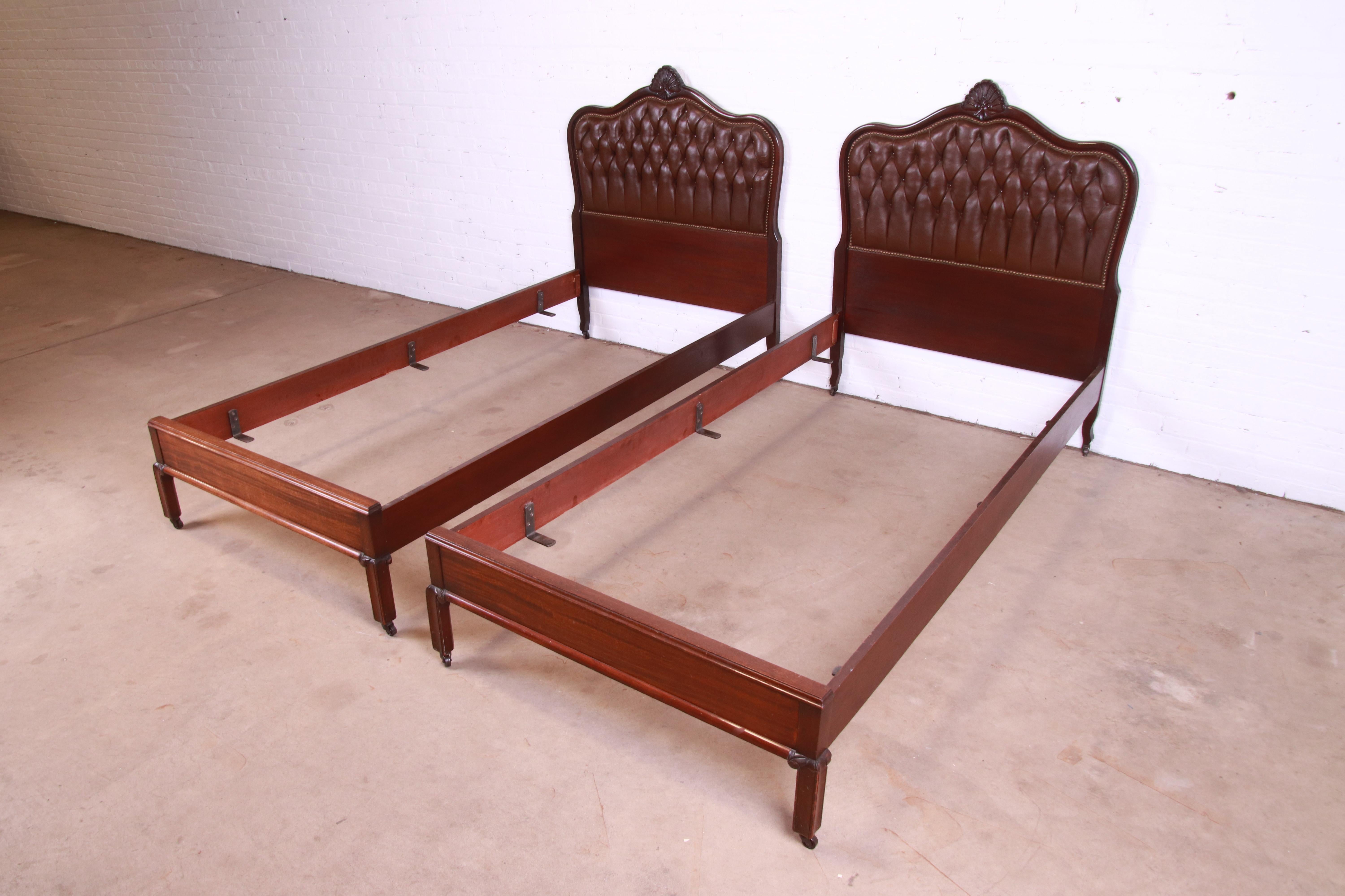 Américain Paire de lits jumeaux Louis XV provincial français en acajou et cuir touffeté en vente