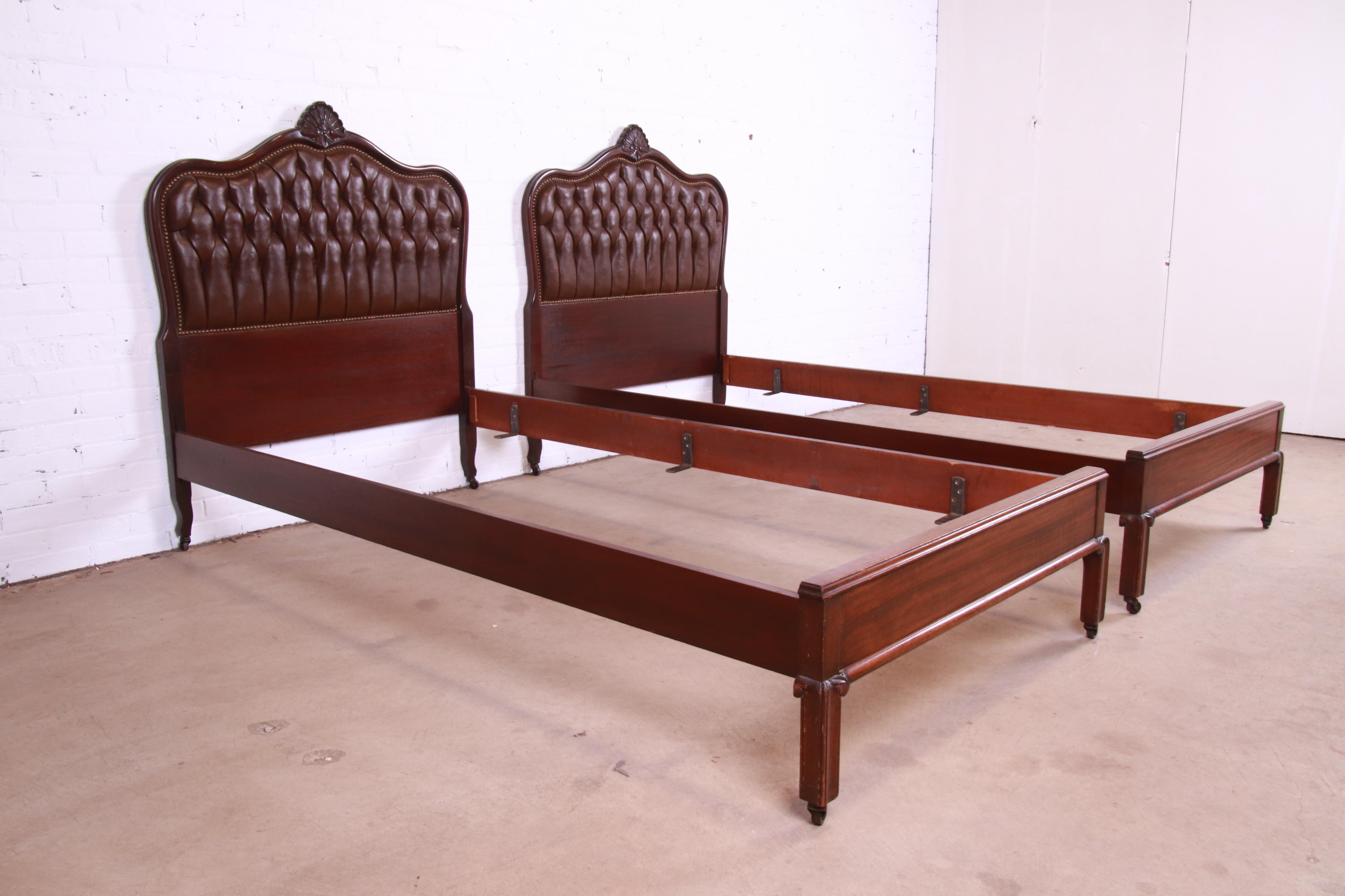 20th Century French Provincial Louis XV Mahogany and Tufted Leather Twin Beds, Pair For Sale