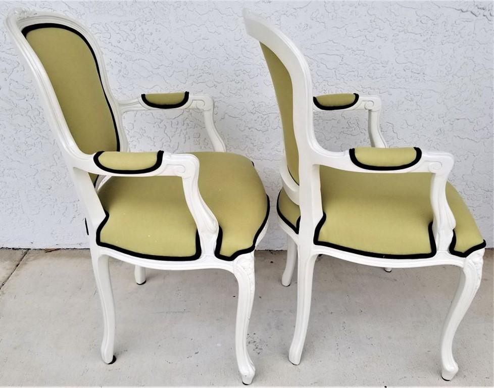 Bois Paire de fauteuils provincial français Louis XV perlés en vente