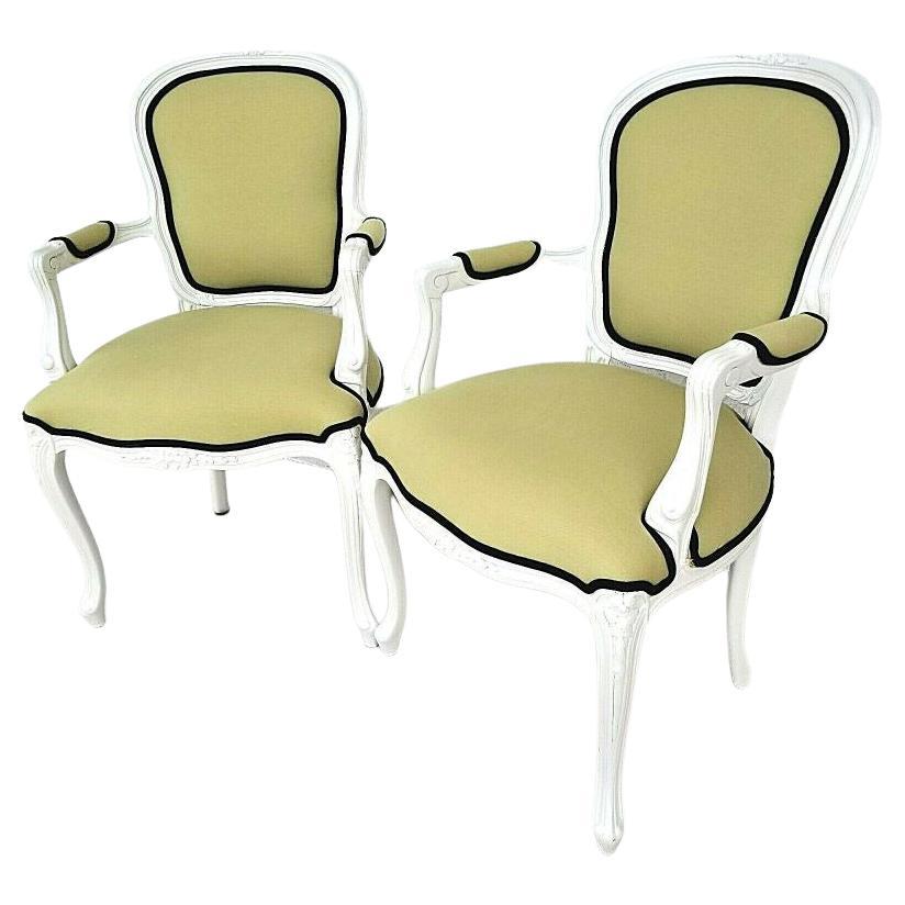 Paire de fauteuils provincial français Louis XV perlés en vente