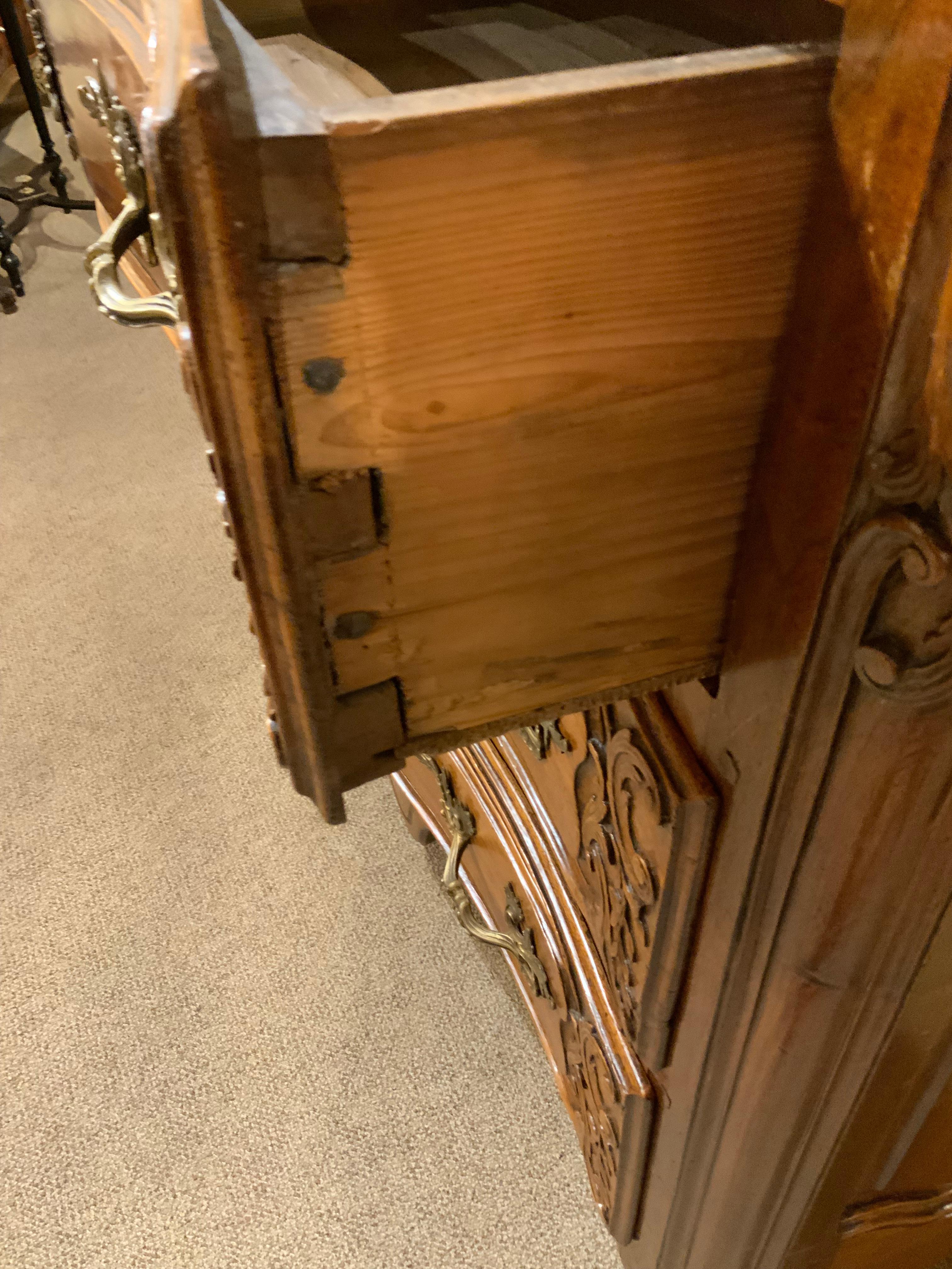 Commode in noce intagliato in stile Luigi XV francese del 18° secolo in vendita 3