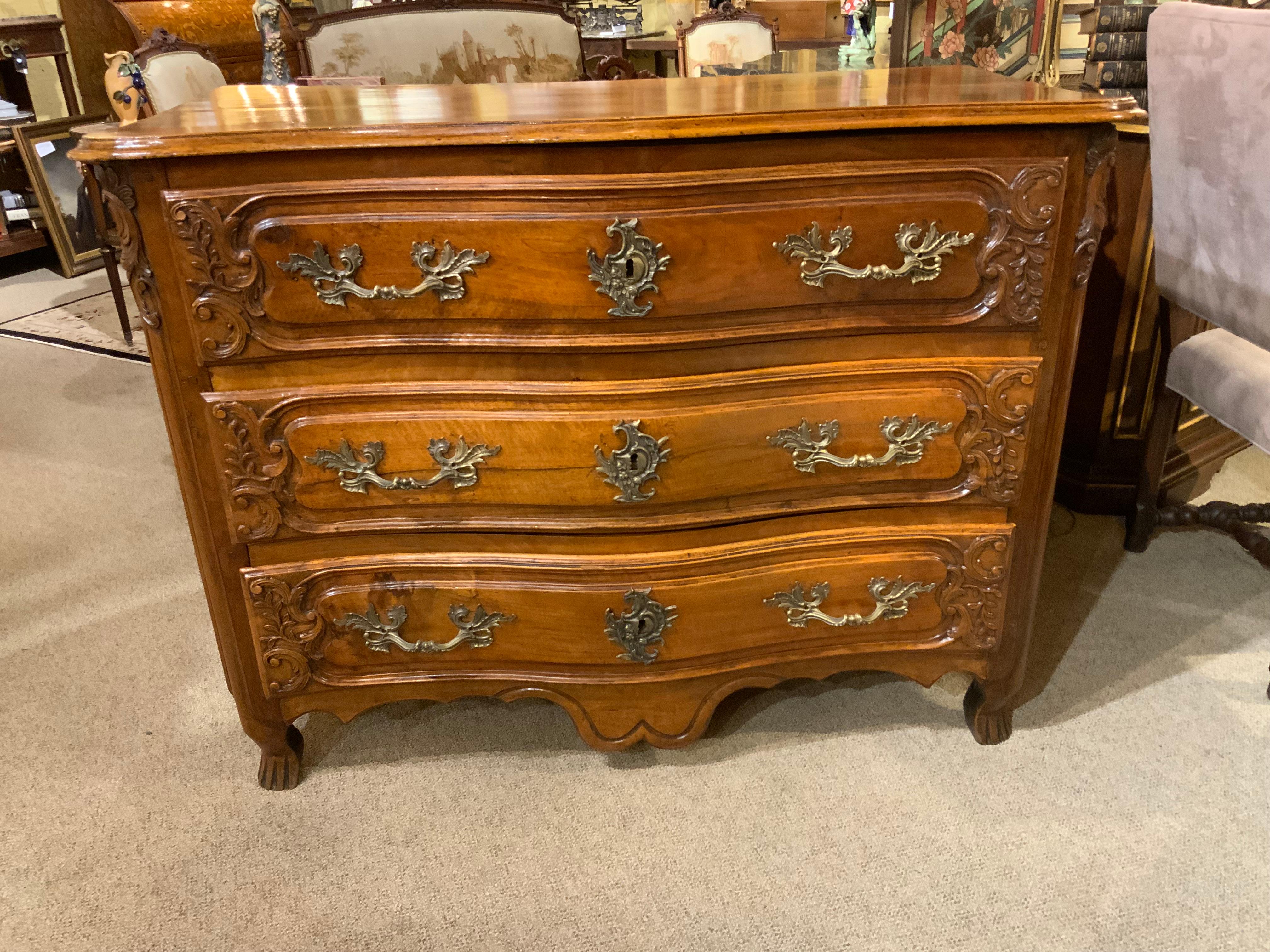 Francese Commode in noce intagliato in stile Luigi XV francese del 18° secolo in vendita