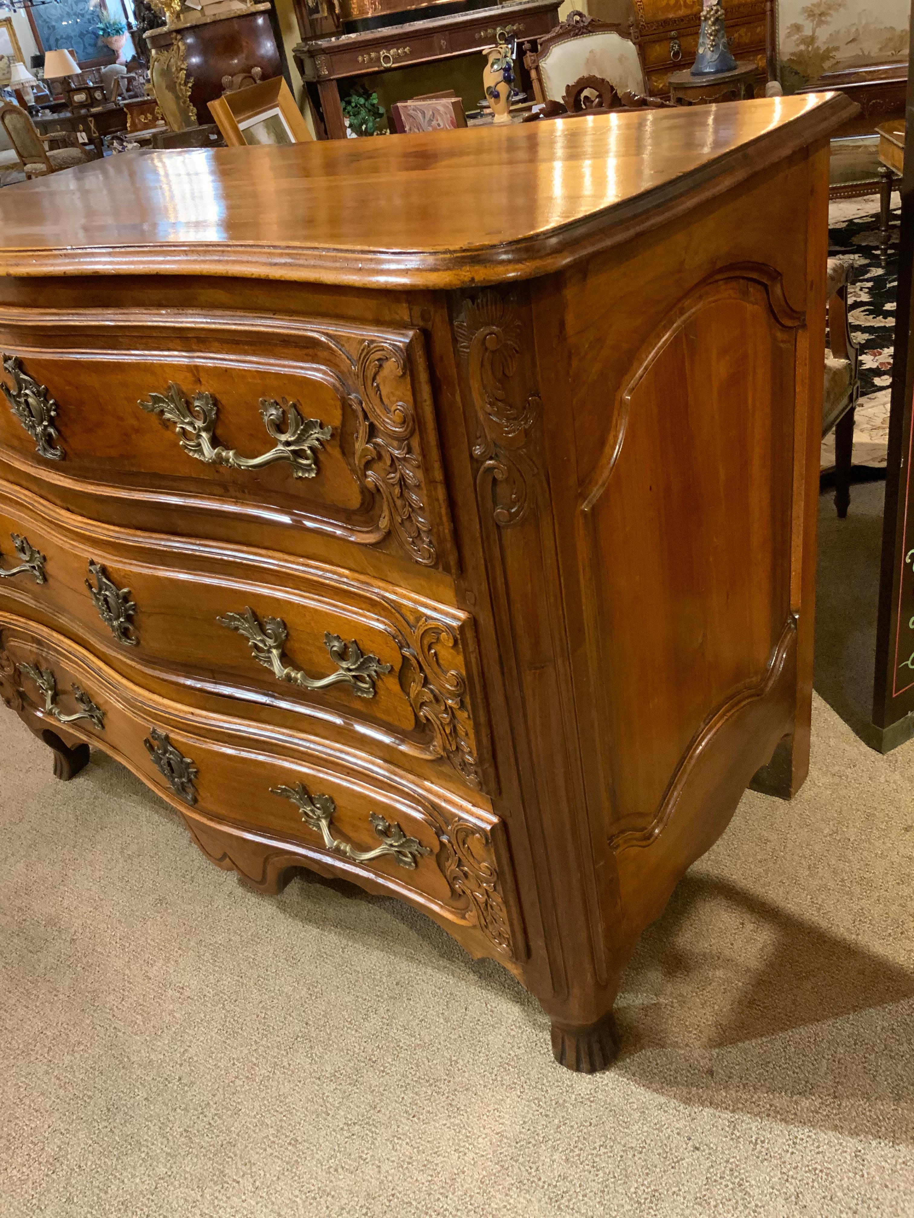 Intagliato a mano Commode in noce intagliato in stile Luigi XV francese del 18° secolo in vendita