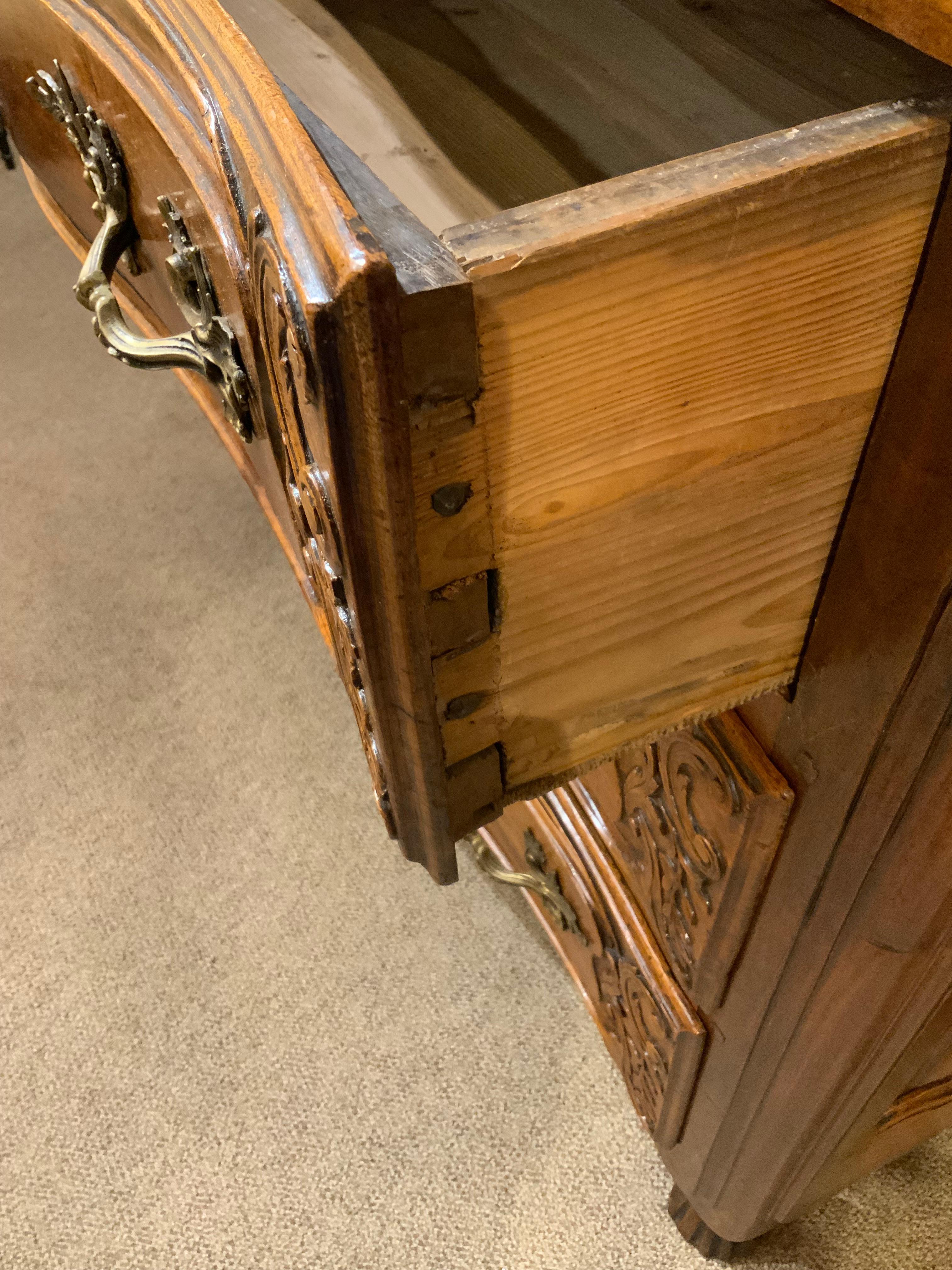 XVIII secolo Commode in noce intagliato in stile Luigi XV francese del 18° secolo in vendita