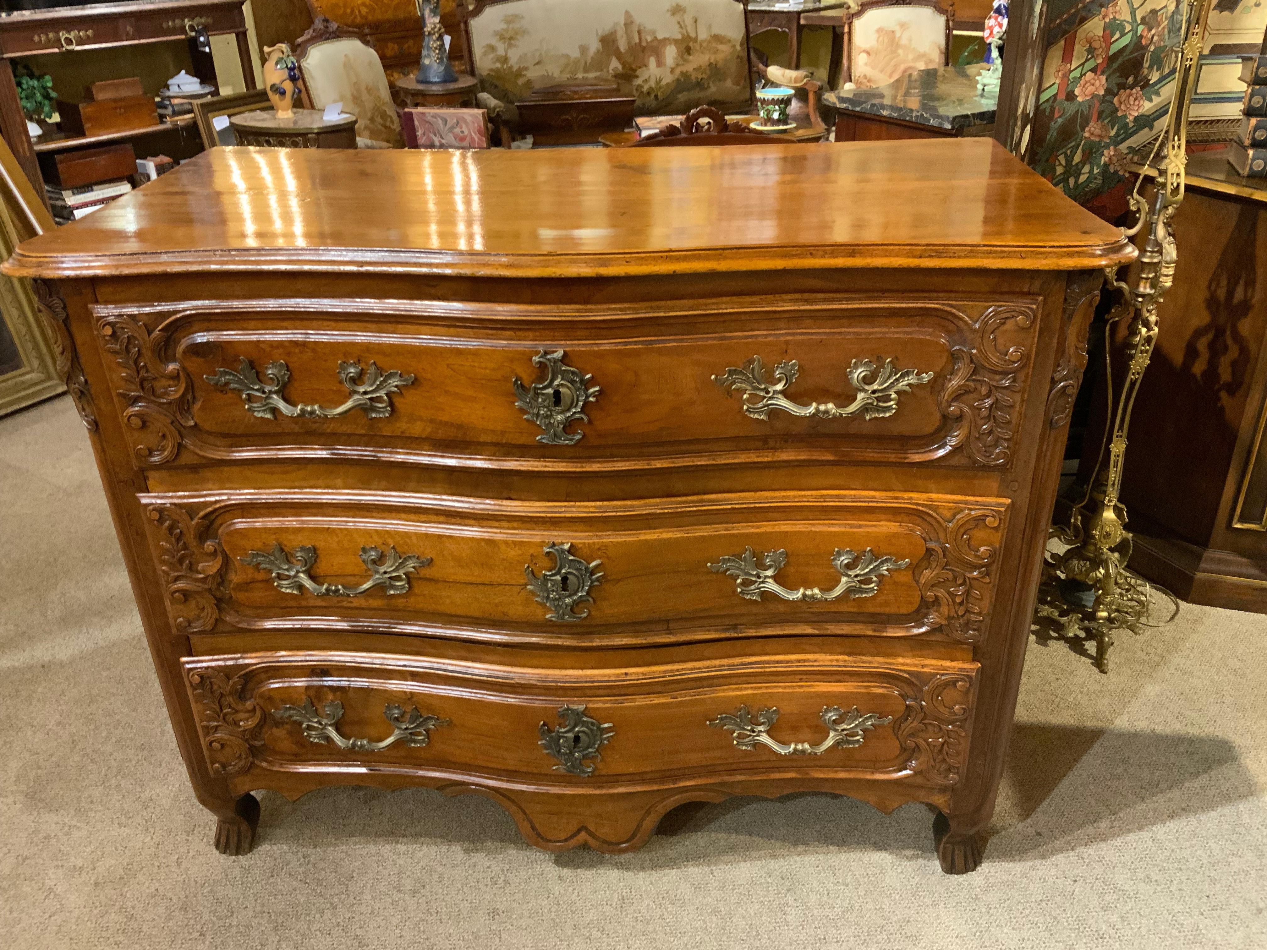 Noce Commode in noce intagliato in stile Luigi XV francese del 18° secolo in vendita