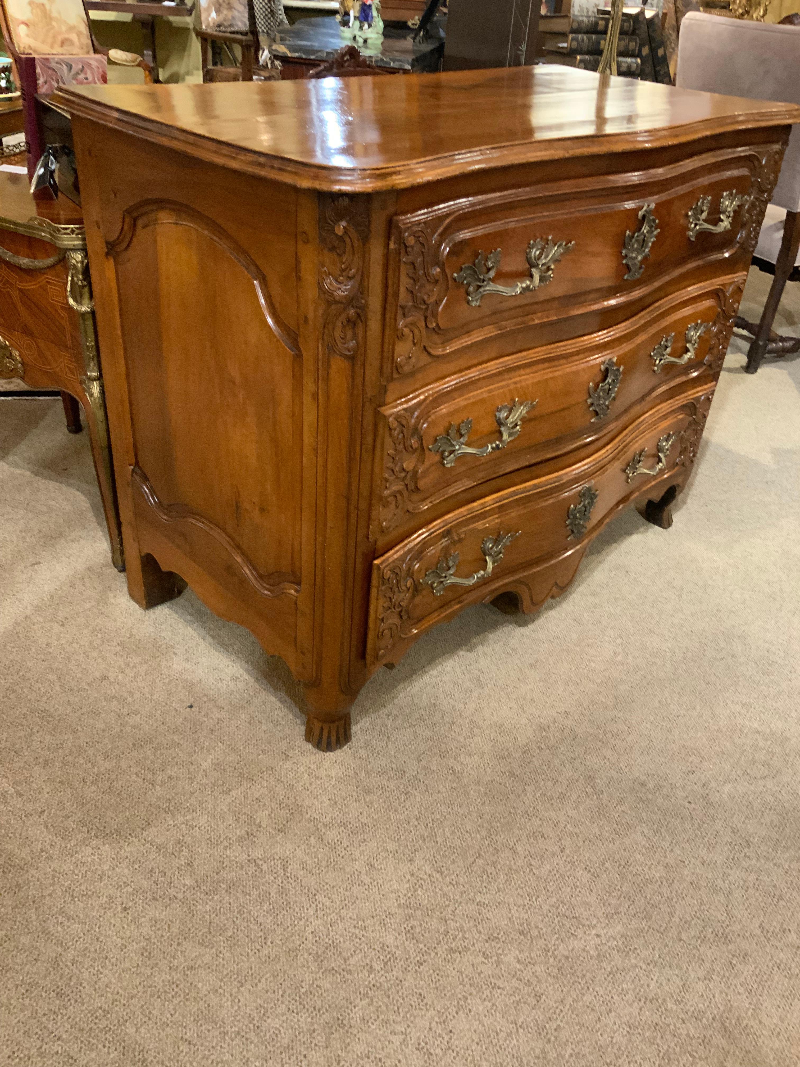 Commode in noce intagliato in stile Luigi XV francese del 18° secolo in vendita 1