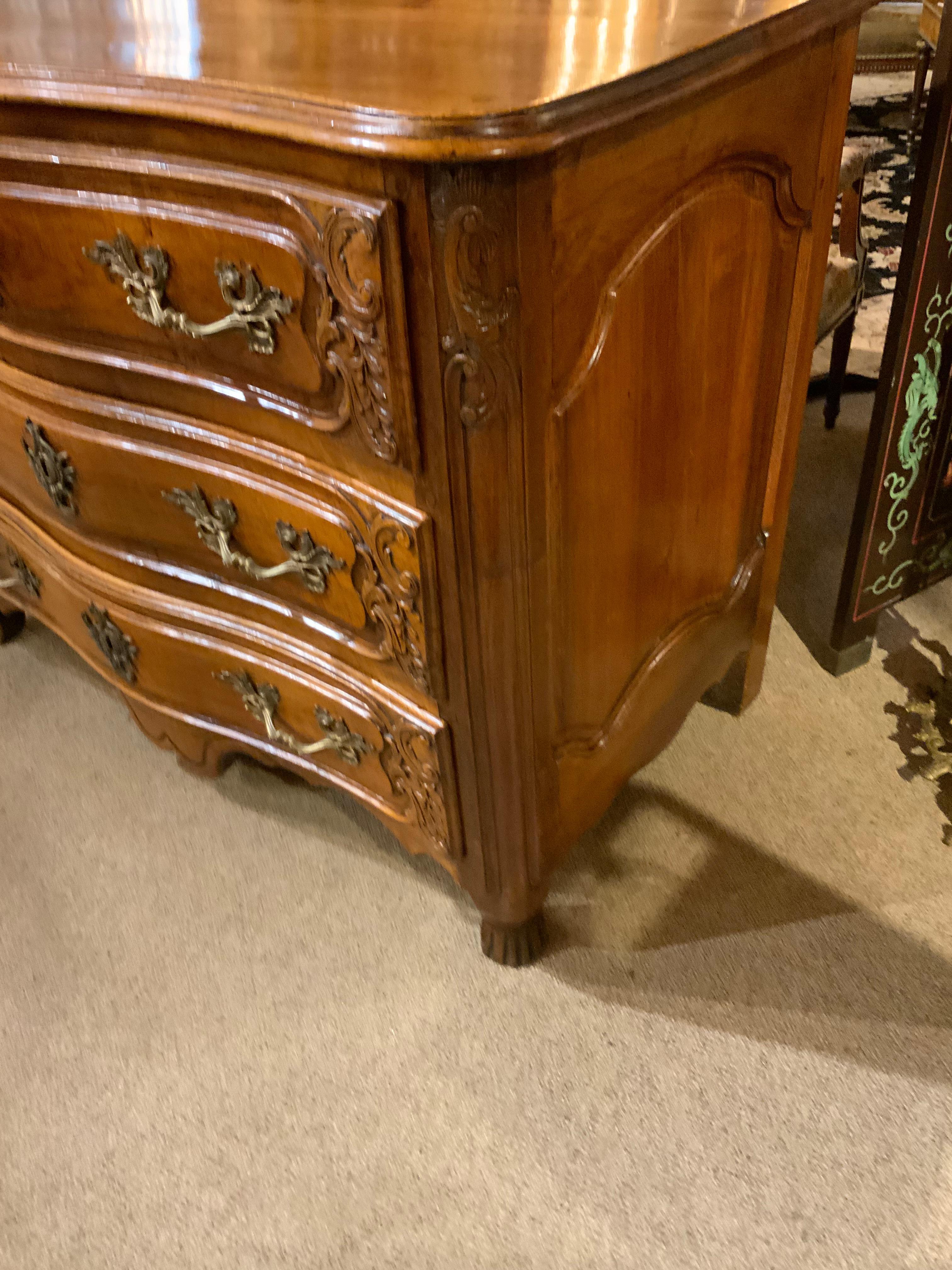 Commode in noce intagliato in stile Luigi XV francese del 18° secolo in vendita 2